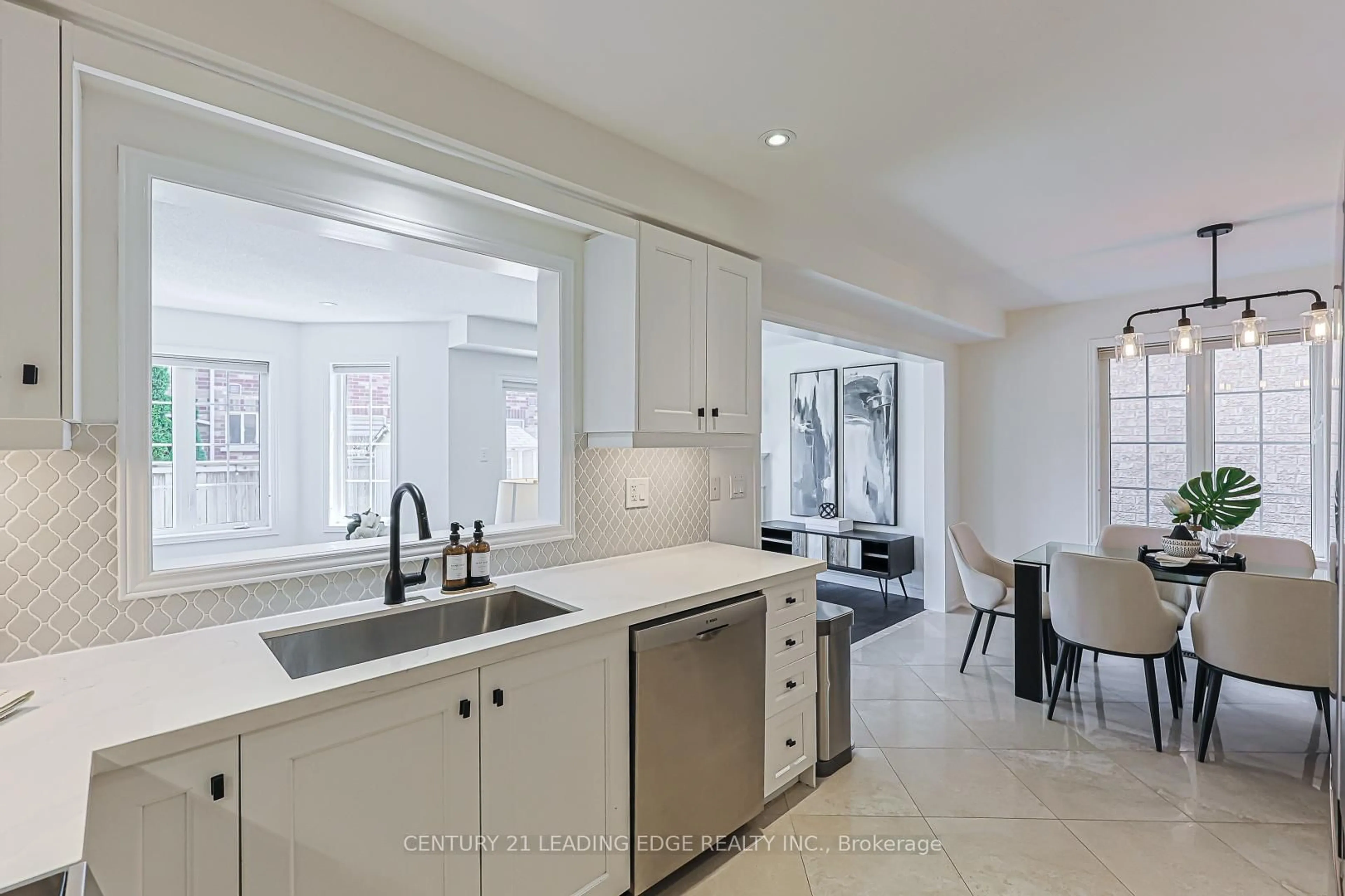 Open concept kitchen, ceramic/tile floor for 3 Christian Hoover Dr, Whitchurch-Stouffville Ontario L4A 0X4