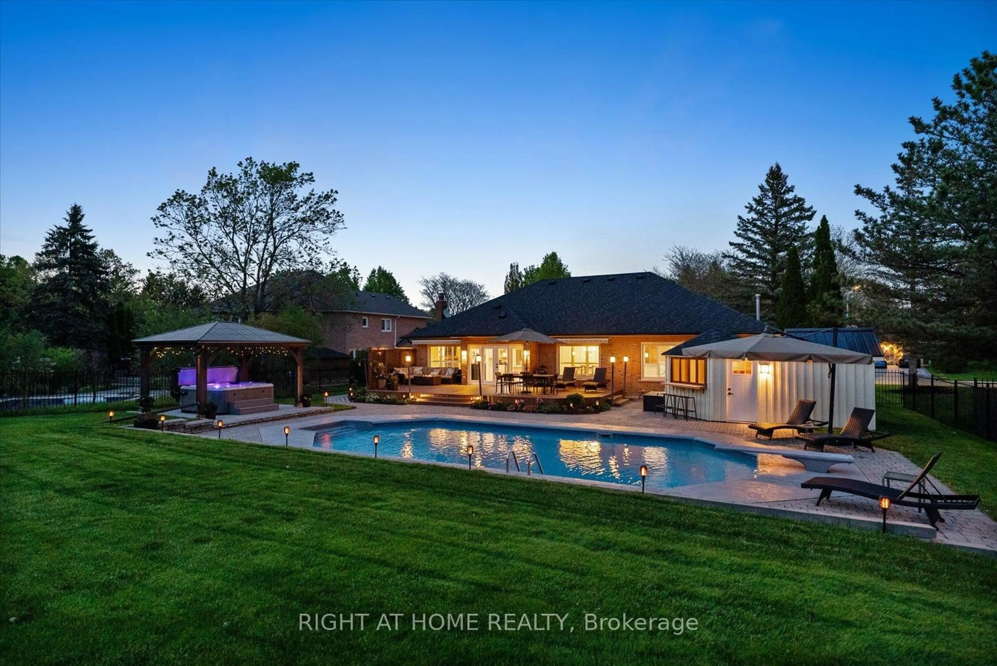 A pic from outside/outdoor area/front of a property/back of a property/a pic from drone, water/lake/river/ocean view for 33 Wellington Heights Crt, Aurora Ontario L4G 5C9