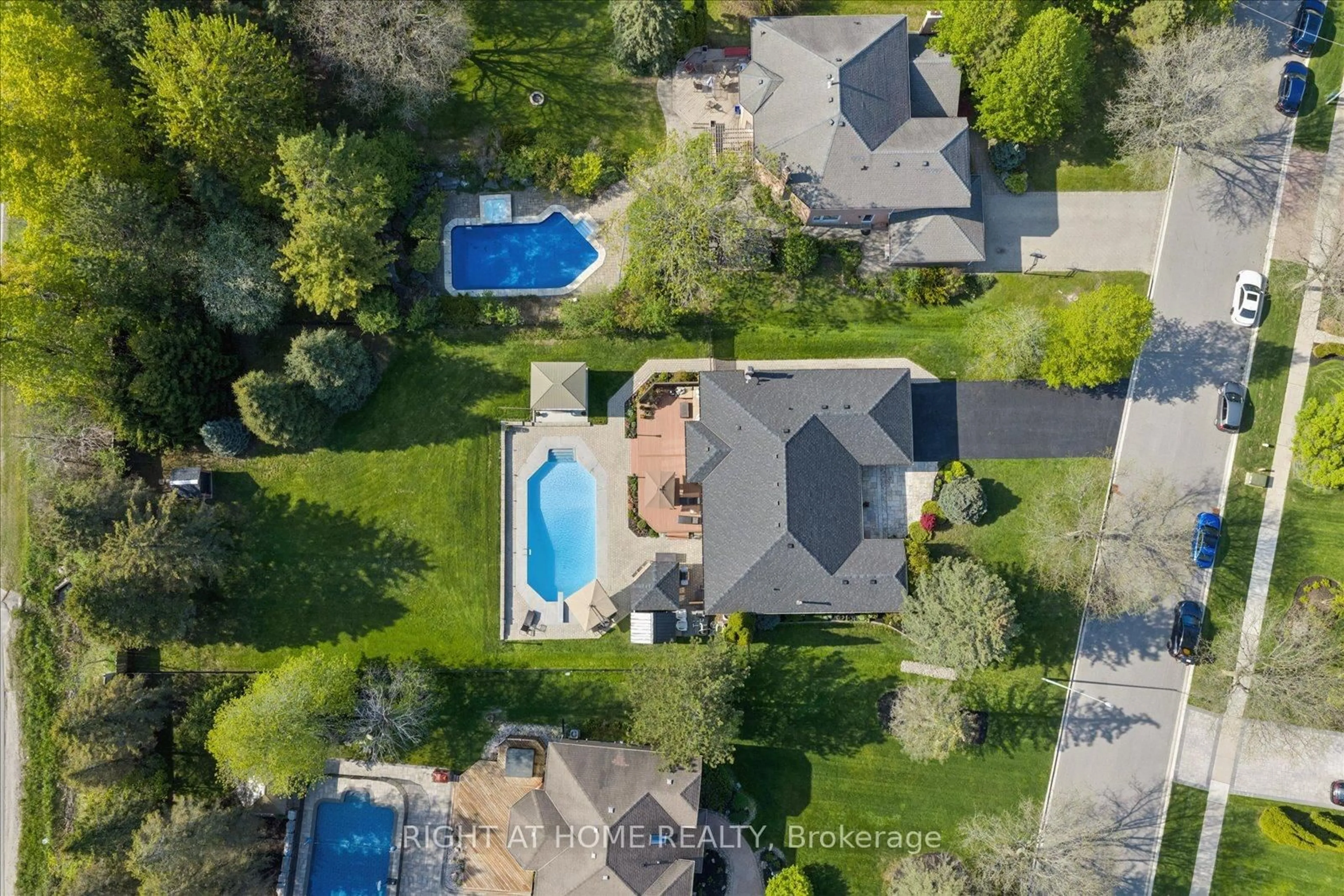 A pic from outside/outdoor area/front of a property/back of a property/a pic from drone, street for 33 Wellington Heights Crt, Aurora Ontario L4G 5C9