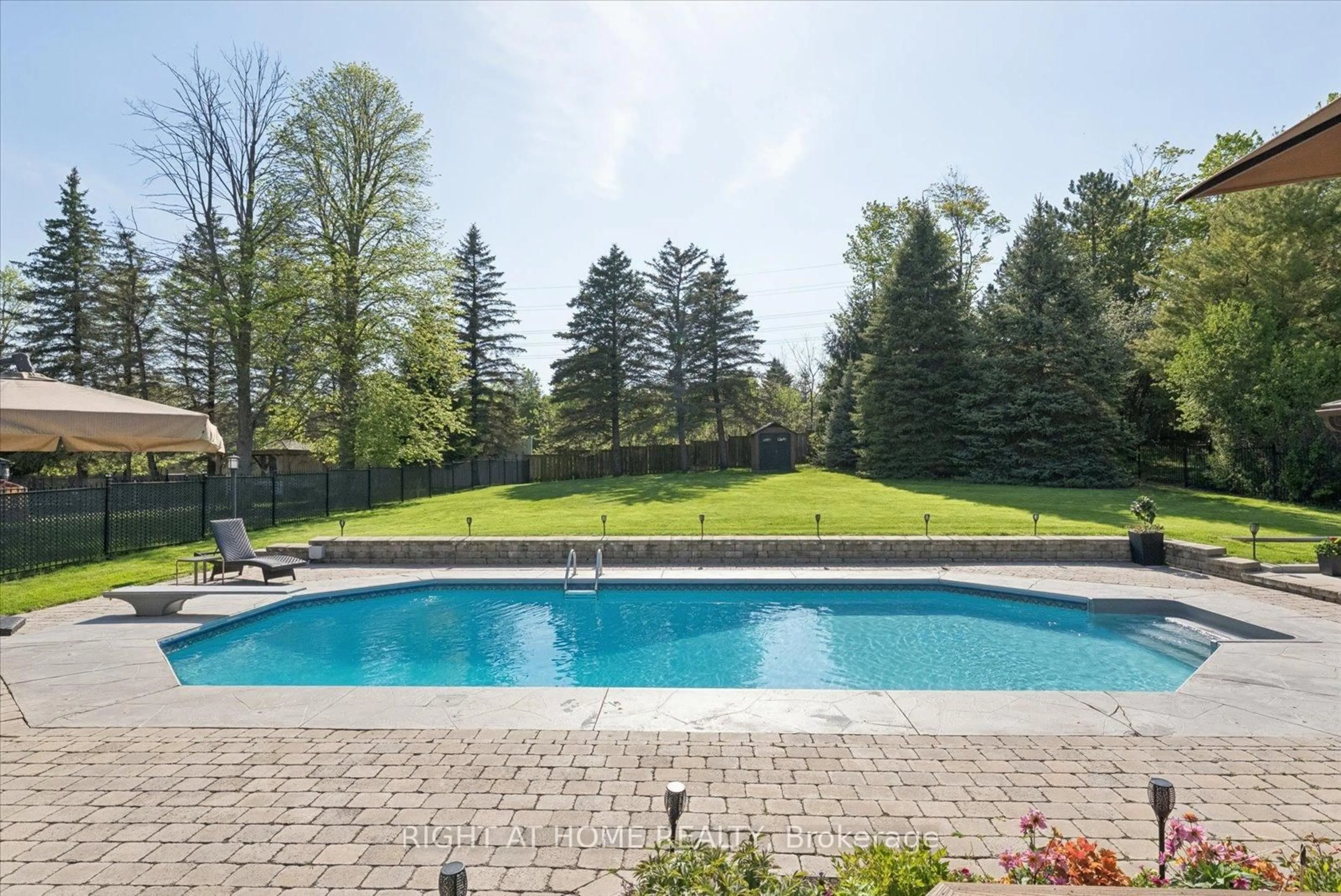 Pool for 33 Wellington Heights Crt, Aurora Ontario L4G 5C9