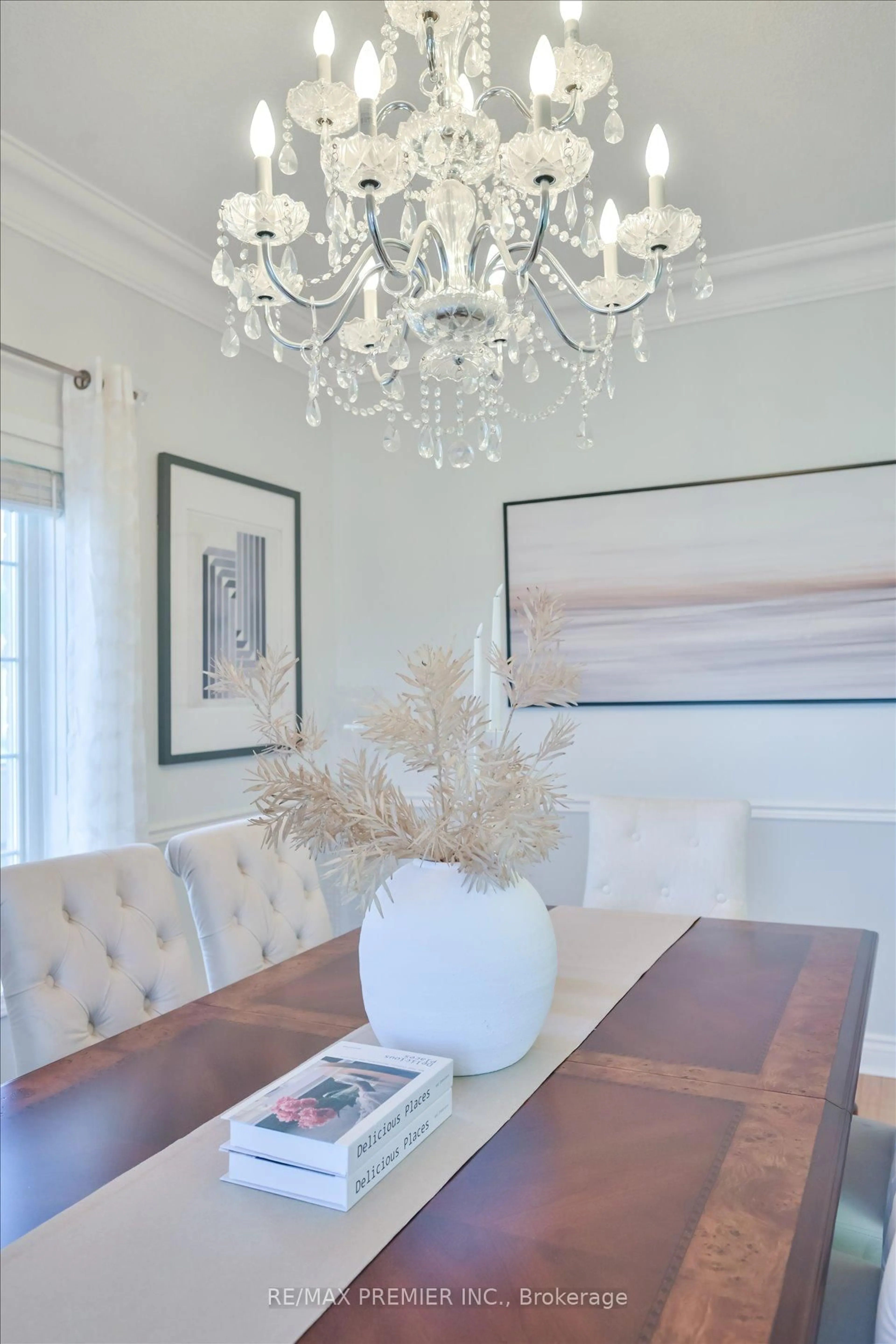 Dining room, wood/laminate floor for 7 Stonemount Cres, Essa Ontario L3W 0C4