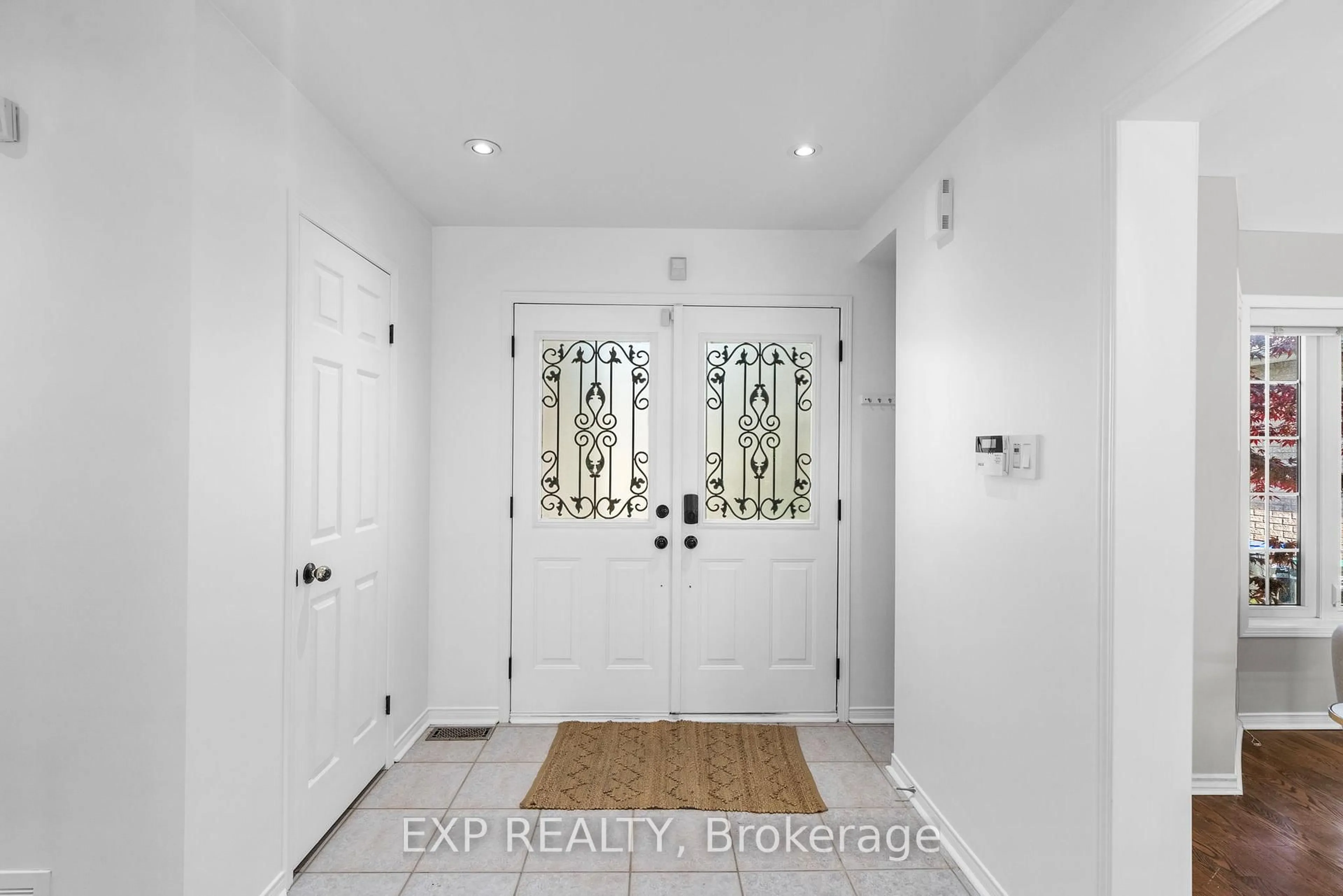 Indoor entryway for 18 Fox Run Lane, Bradford West Gwillimbury Ontario L3Z 2Z3