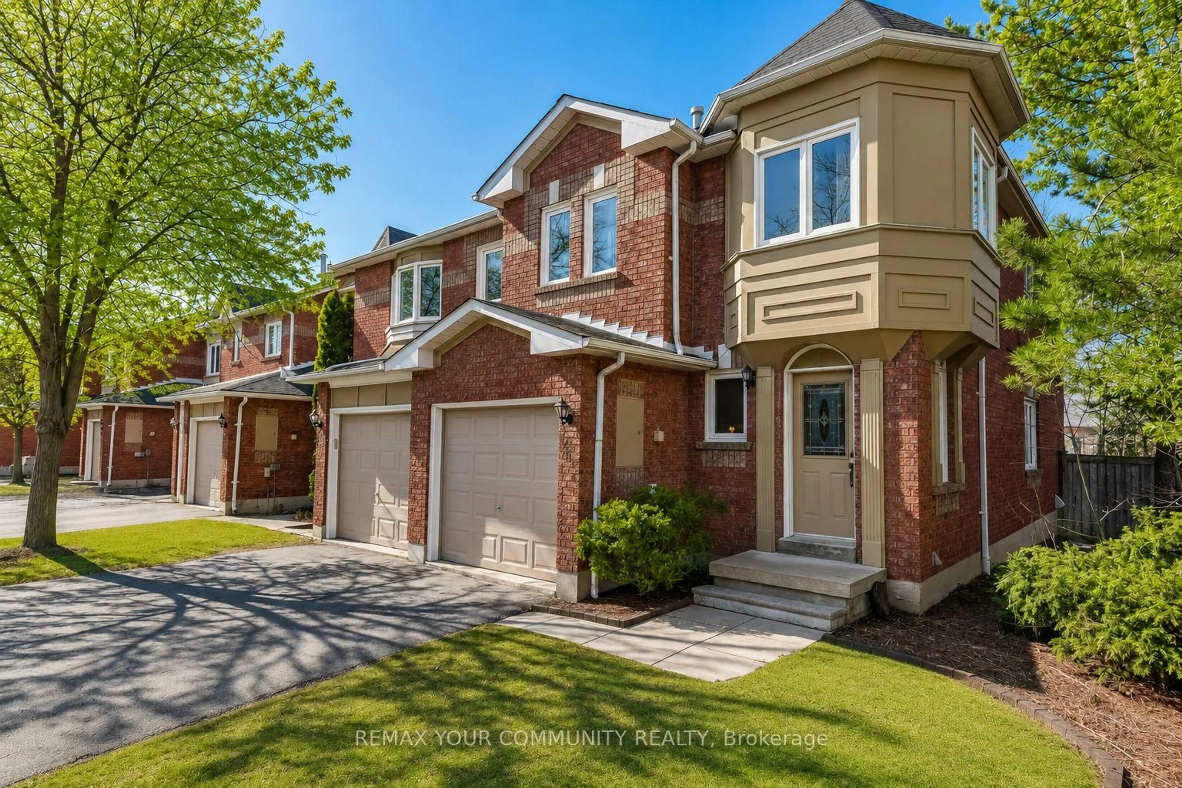 Home with brick exterior material, street for 923 Caribou Valley Circ, Newmarket Ontario L3X 1W9