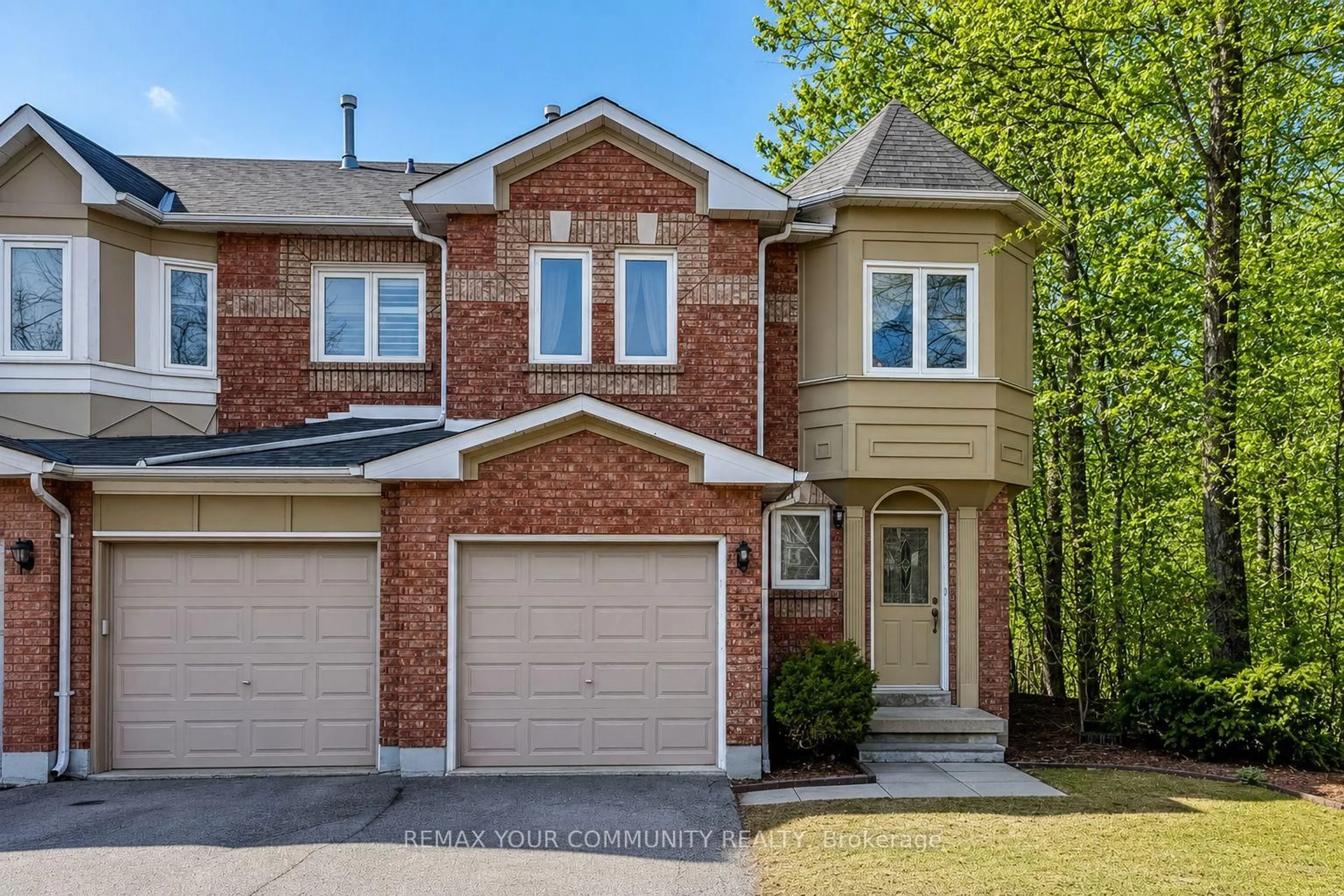 Home with brick exterior material, street for 923 Caribou Valley Circ, Newmarket Ontario L3X 1W9