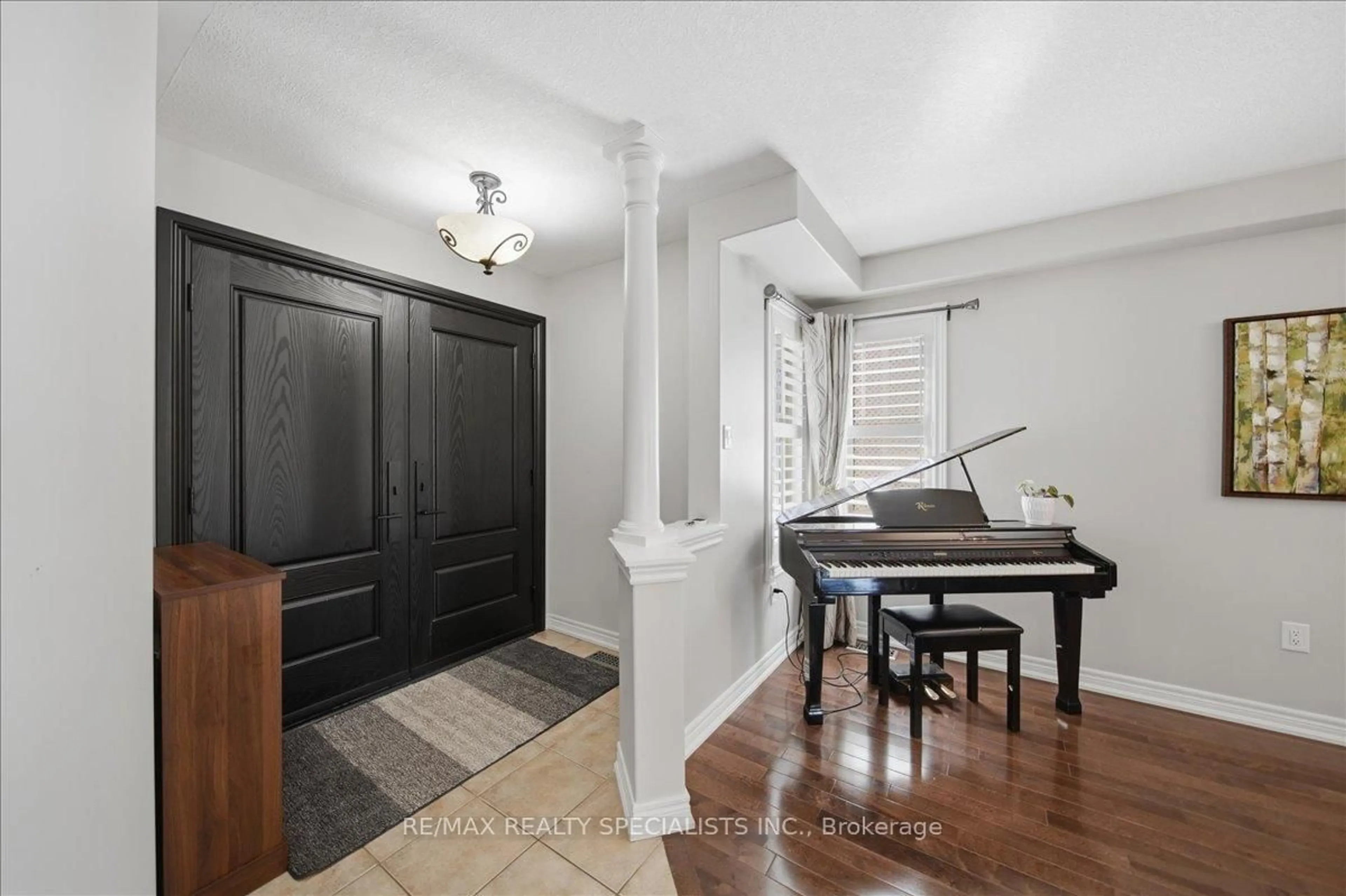 Indoor entryway for 46 Wyman Cres, Bradford West Gwillimbury Ontario L3Z 3J6