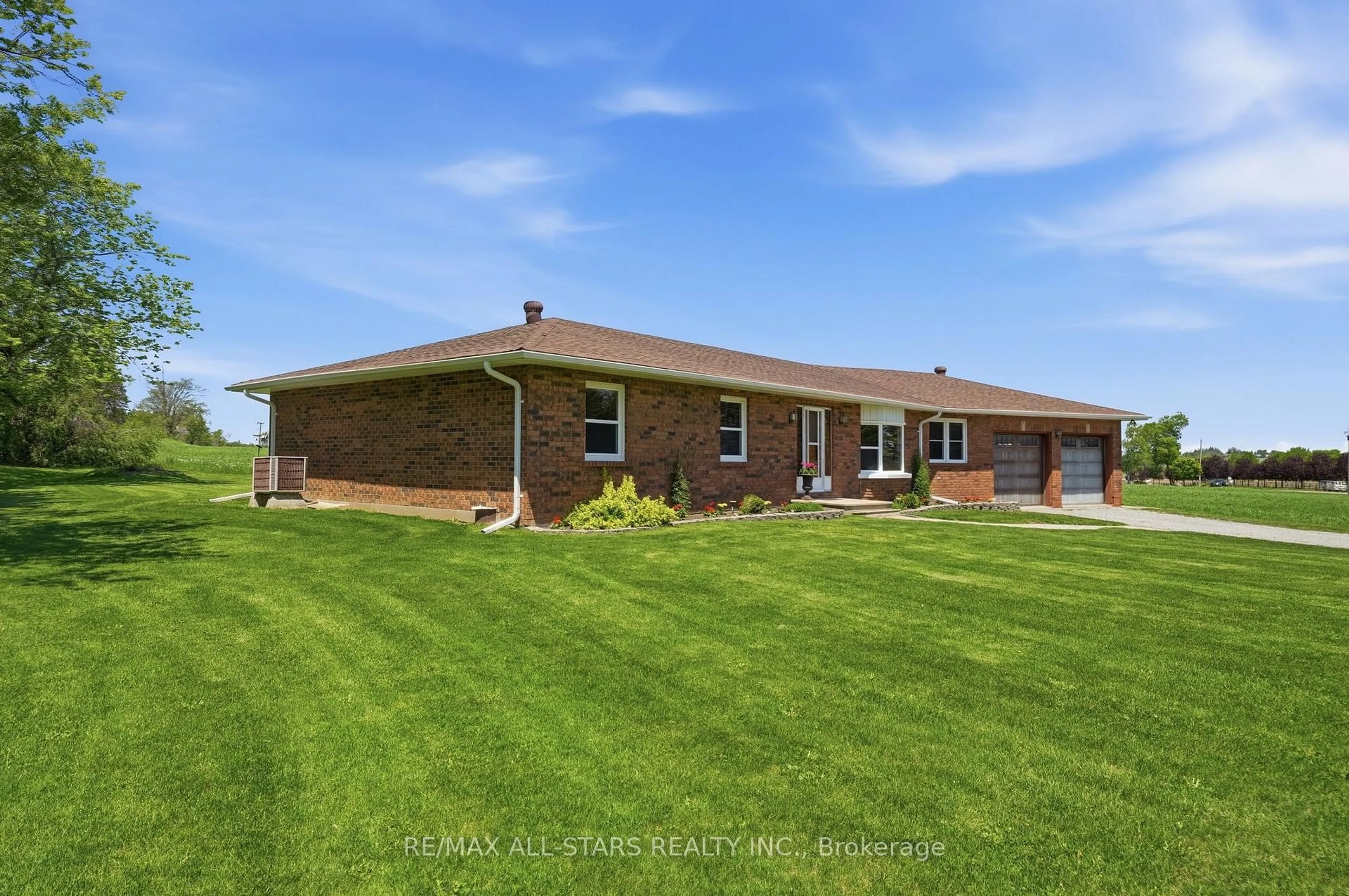 A pic from outside/outdoor area/front of a property/back of a property/a pic from drone, unknown for 142 Country Mile Lane, Georgina Ontario L0E 1R0
