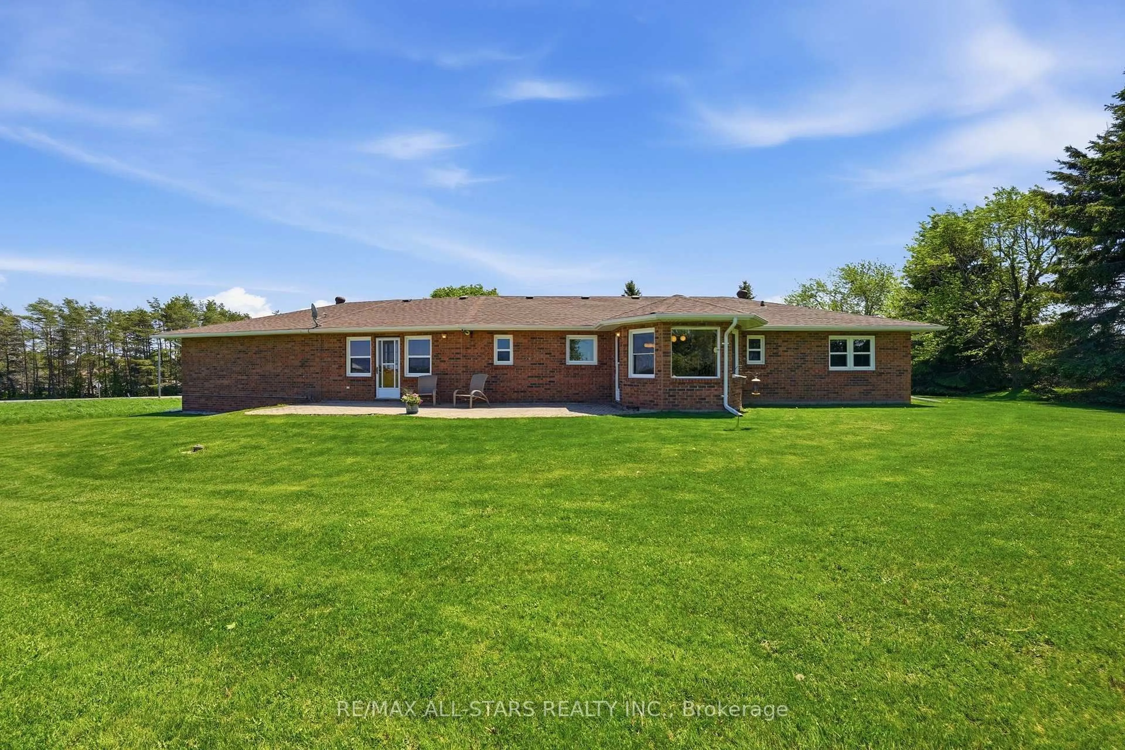 A pic from outside/outdoor area/front of a property/back of a property/a pic from drone, unknown for 142 Country Mile Lane, Georgina Ontario L0E 1R0