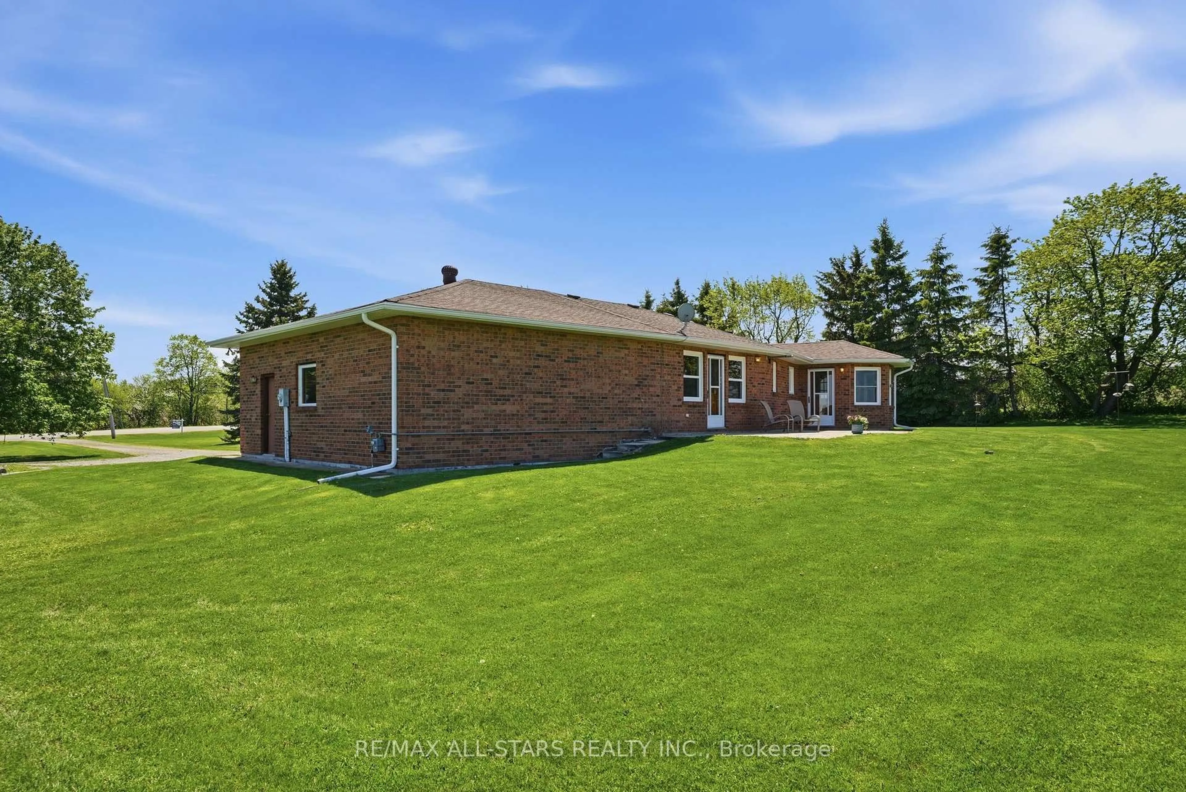A pic from outside/outdoor area/front of a property/back of a property/a pic from drone, unknown for 142 Country Mile Lane, Georgina Ontario L0E 1R0
