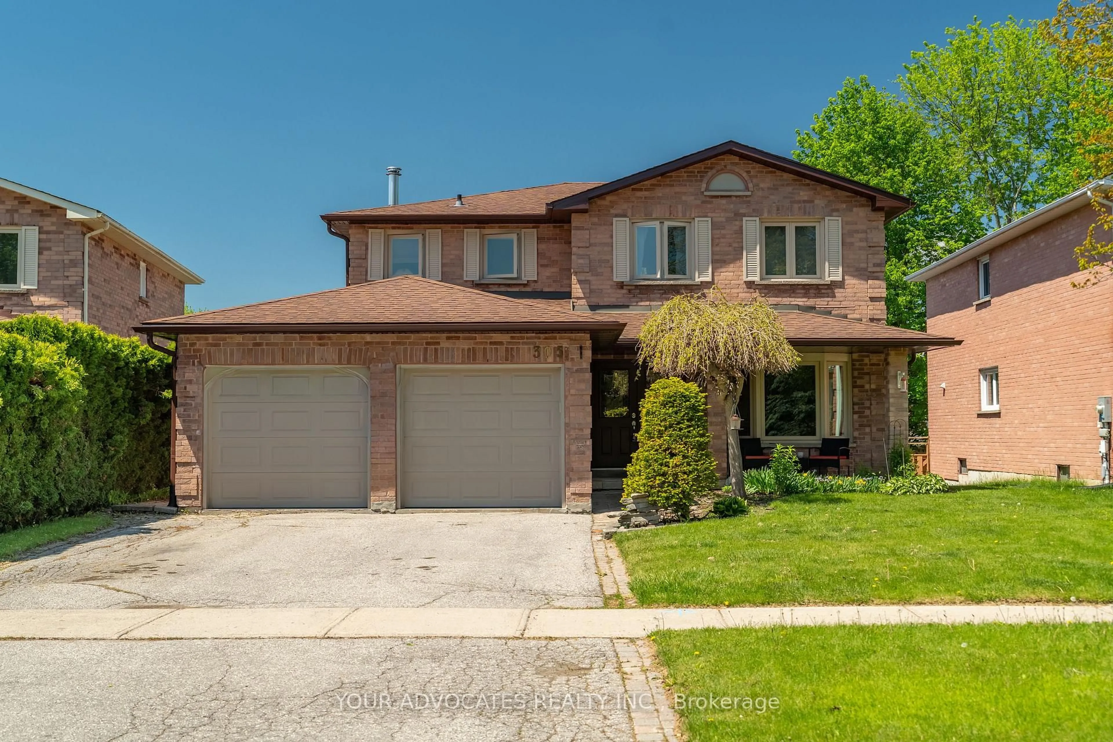 Home with brick exterior material, street for 305 HERRIDGE Circ, Newmarket Ontario L3Y 7H7
