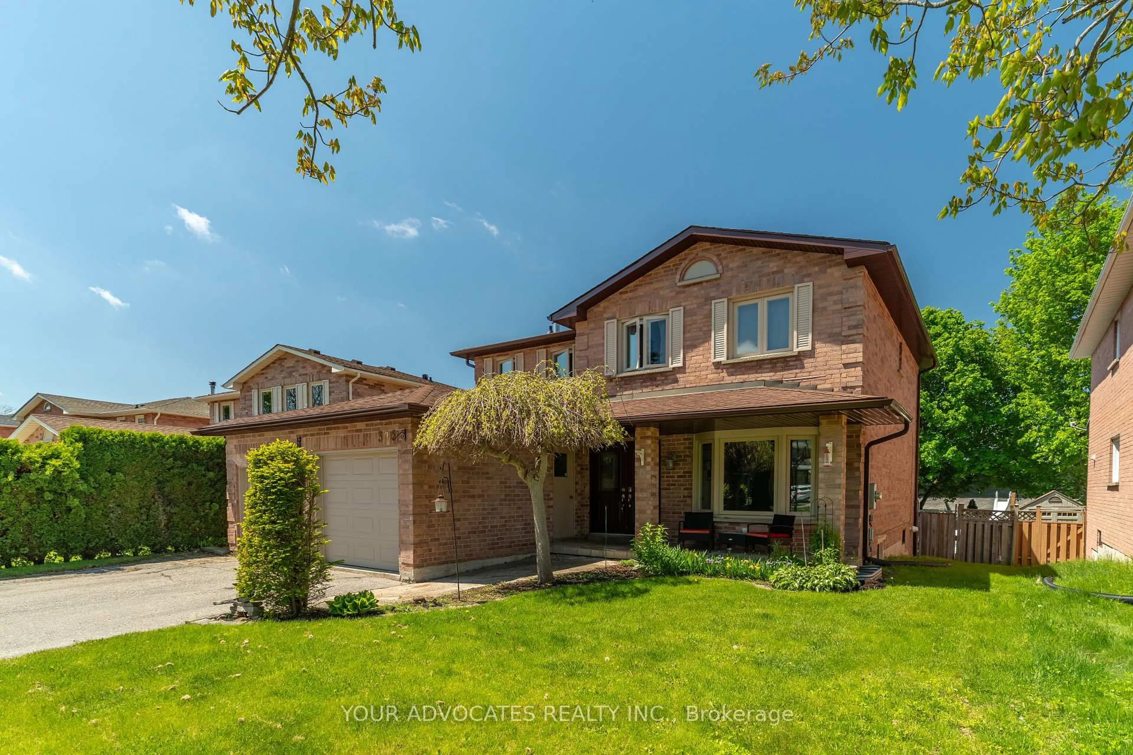 Home with brick exterior material, street for 305 HERRIDGE Circ, Newmarket Ontario L3Y 7H7