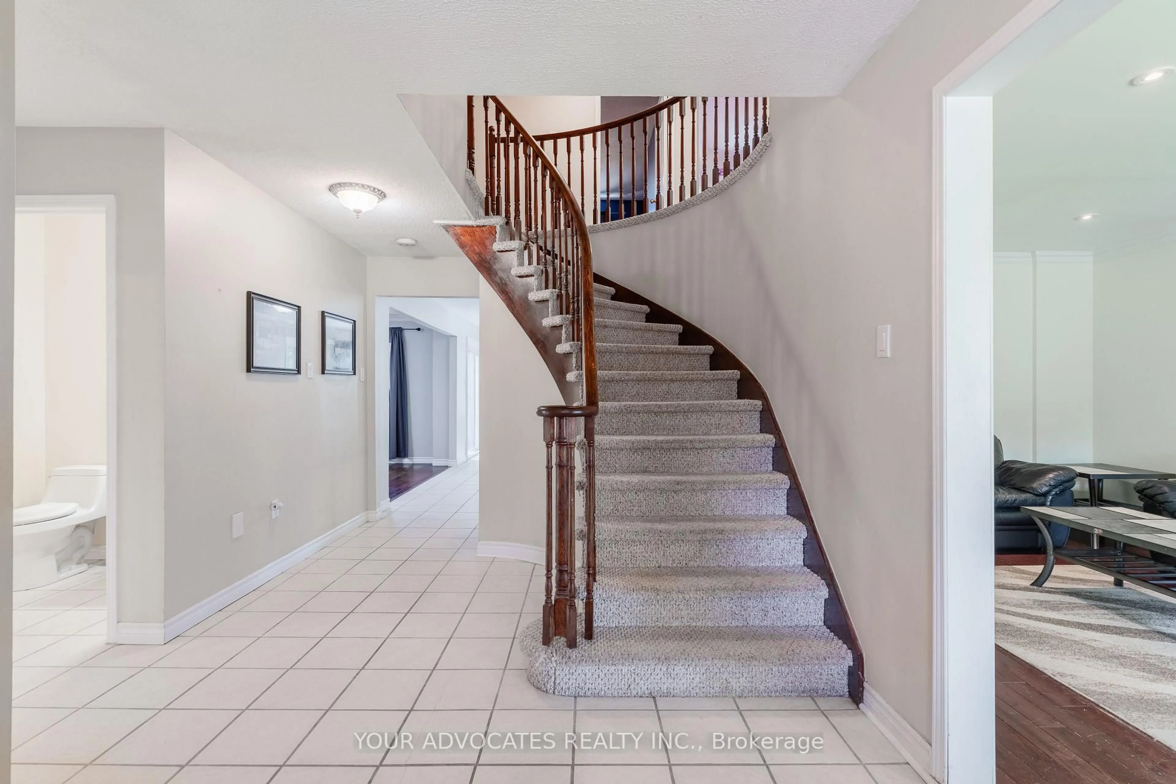 Unknown for 305 HERRIDGE Circ, Newmarket Ontario L3Y 7H7