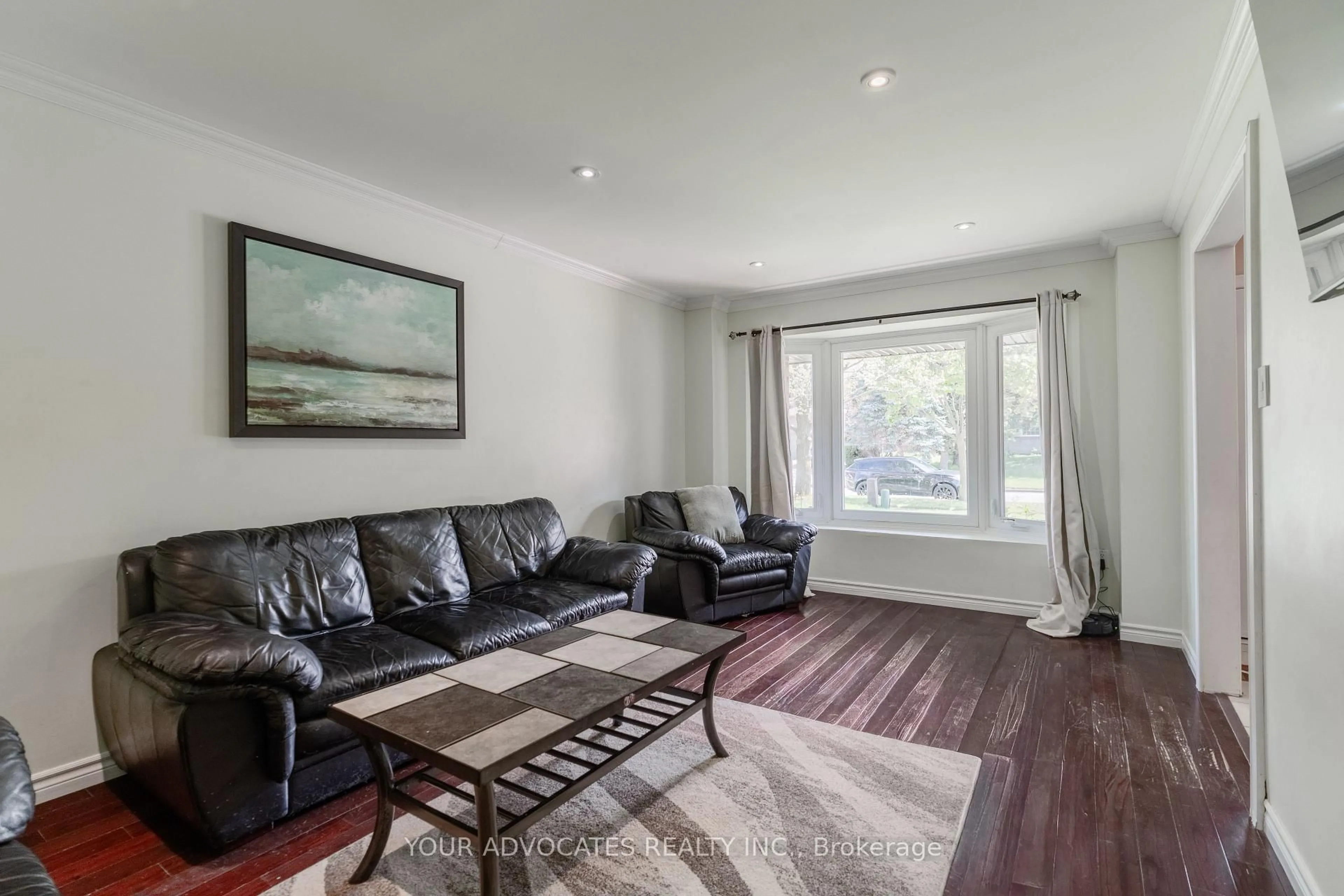 Living room with furniture, wood/laminate floor for 305 HERRIDGE Circ, Newmarket Ontario L3Y 7H7