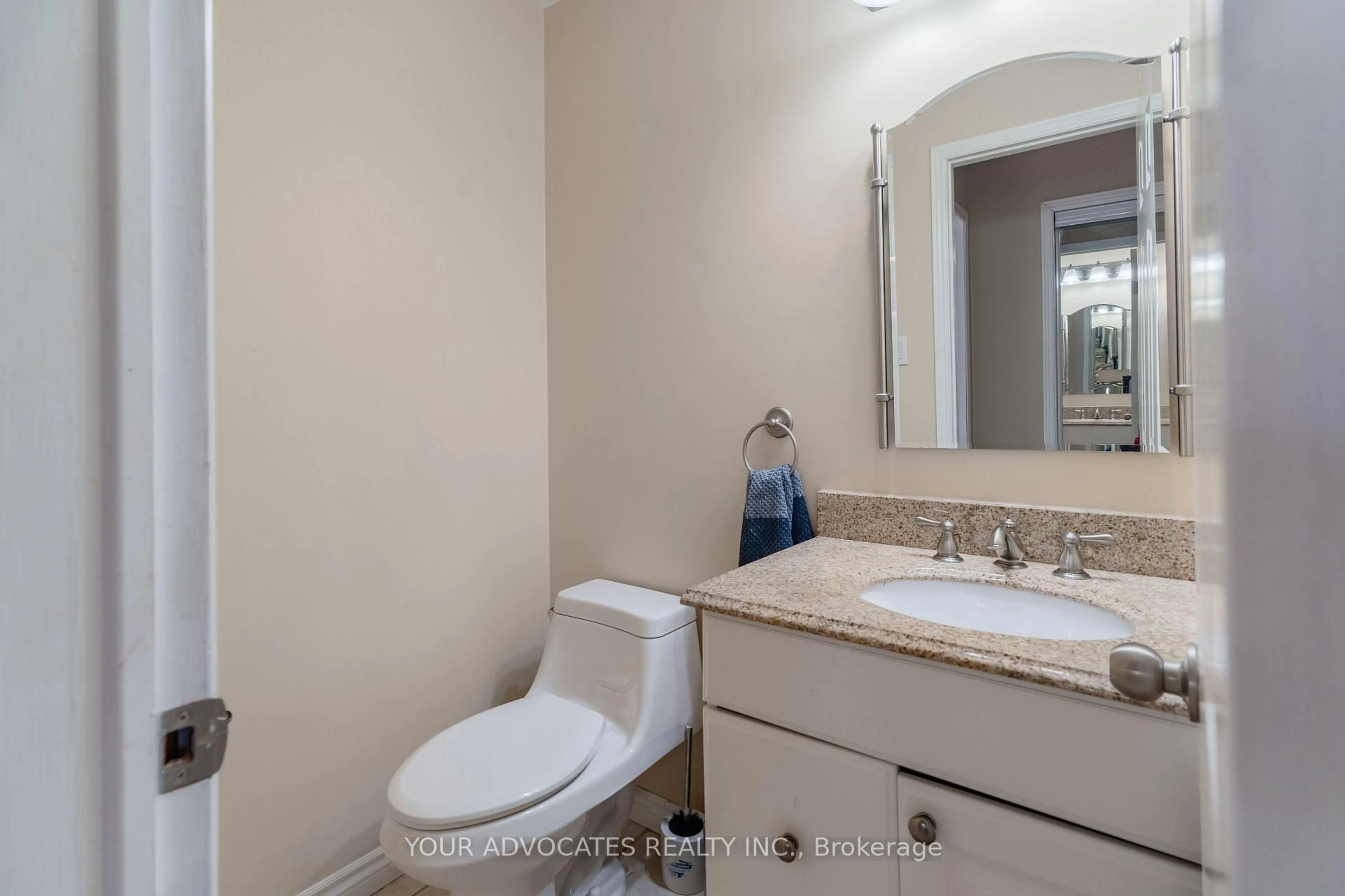 Standard bathroom, ceramic/tile floor for 305 HERRIDGE Circ, Newmarket Ontario L3Y 7H7