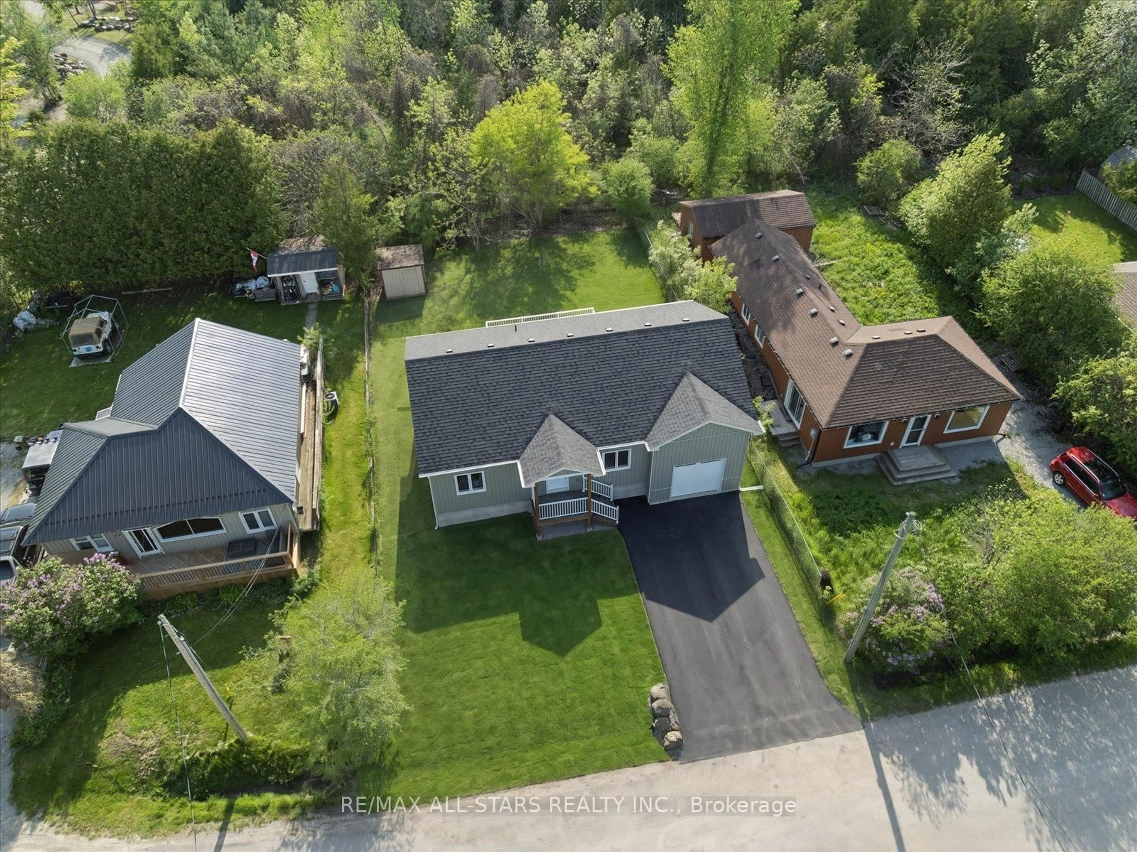 A pic from outside/outdoor area/front of a property/back of a property/a pic from drone, street for 26 O'Dell Lane, Georgina Ontario L0E 1S0