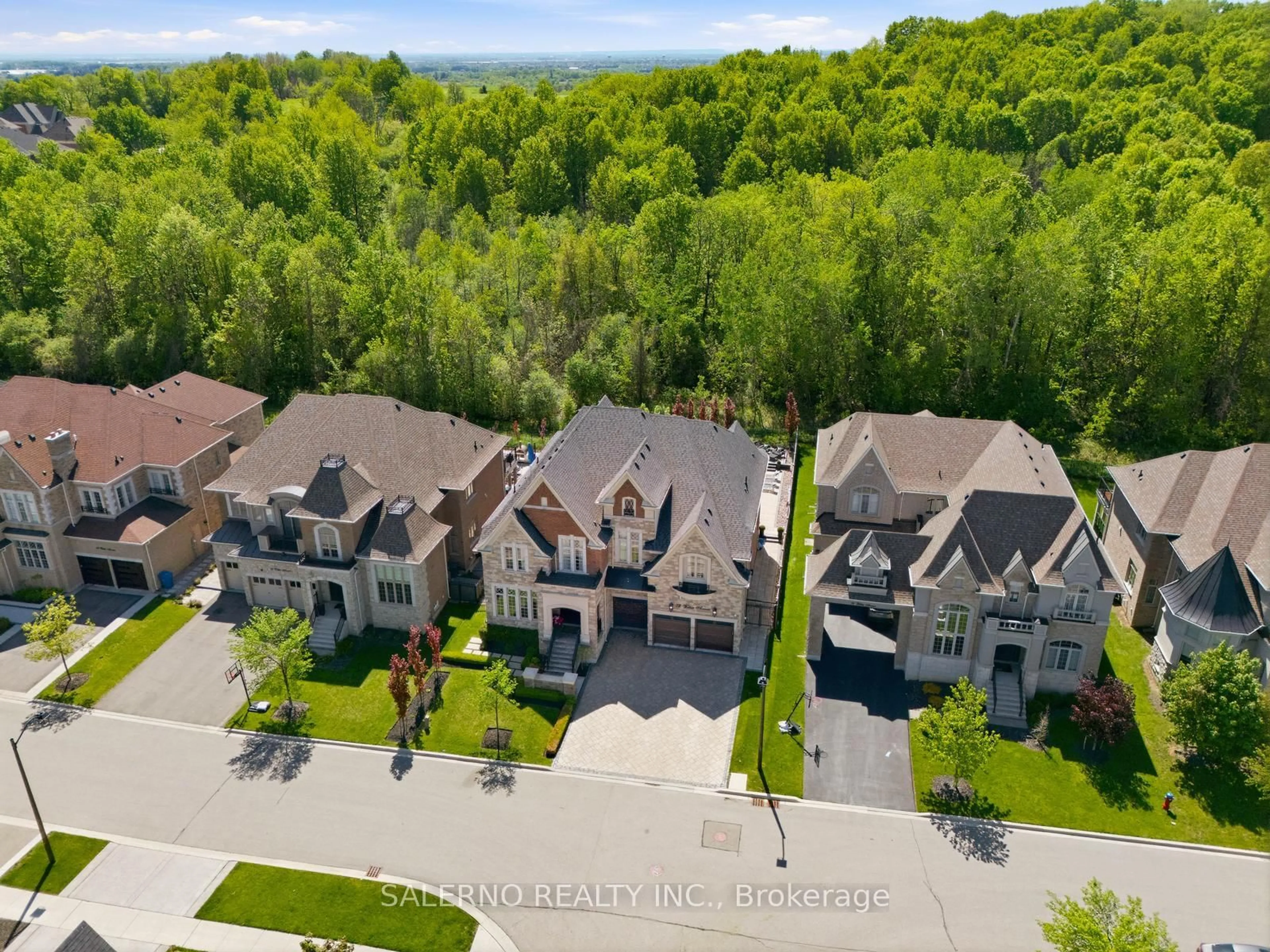 A pic from outside/outdoor area/front of a property/back of a property/a pic from drone, street for 72 Wilkie Ave, King Ontario L7B 0P1
