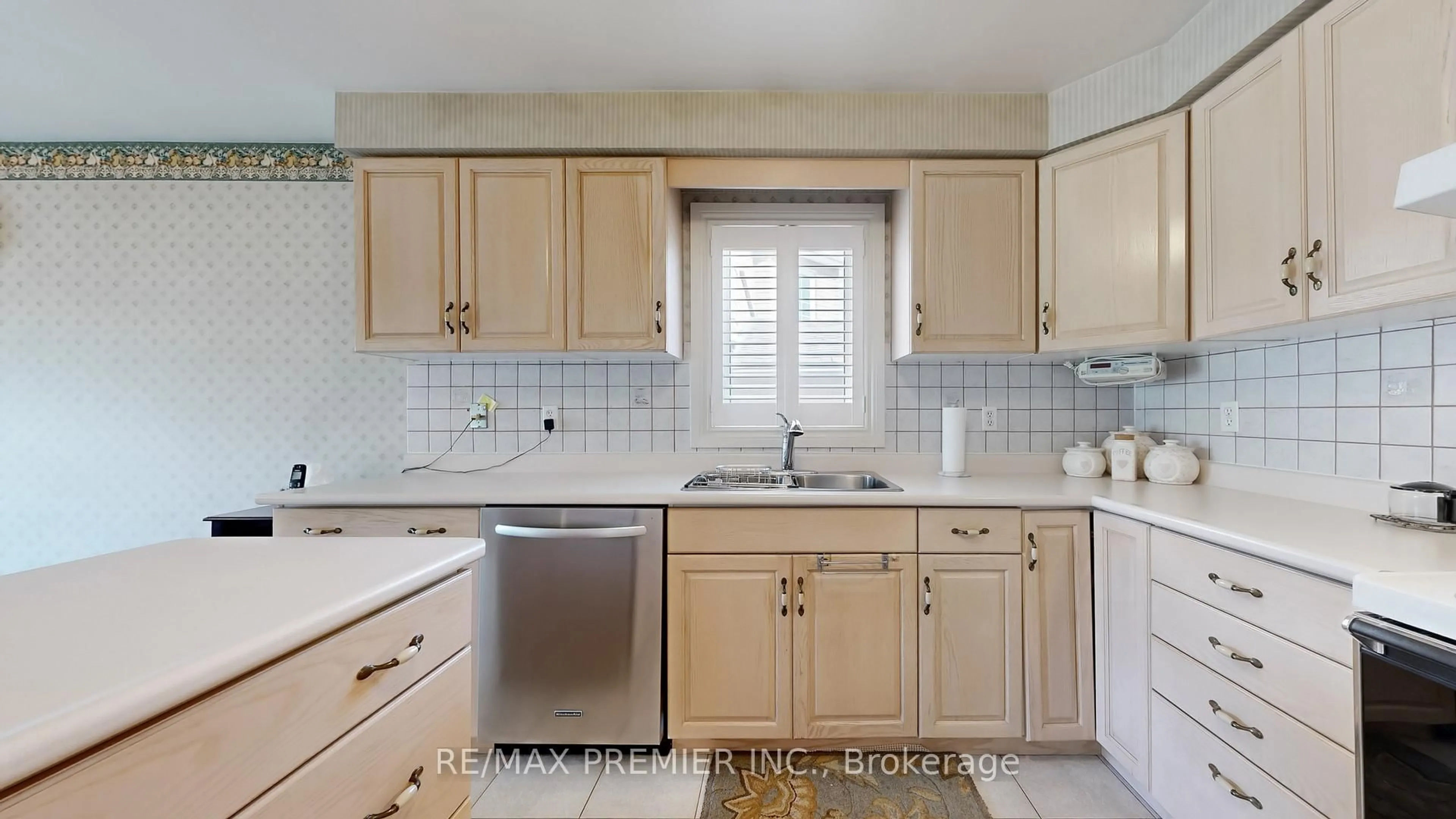 Standard kitchen, unknown for 32 Veneto Dr, Vaughan Ontario L4L 8X4