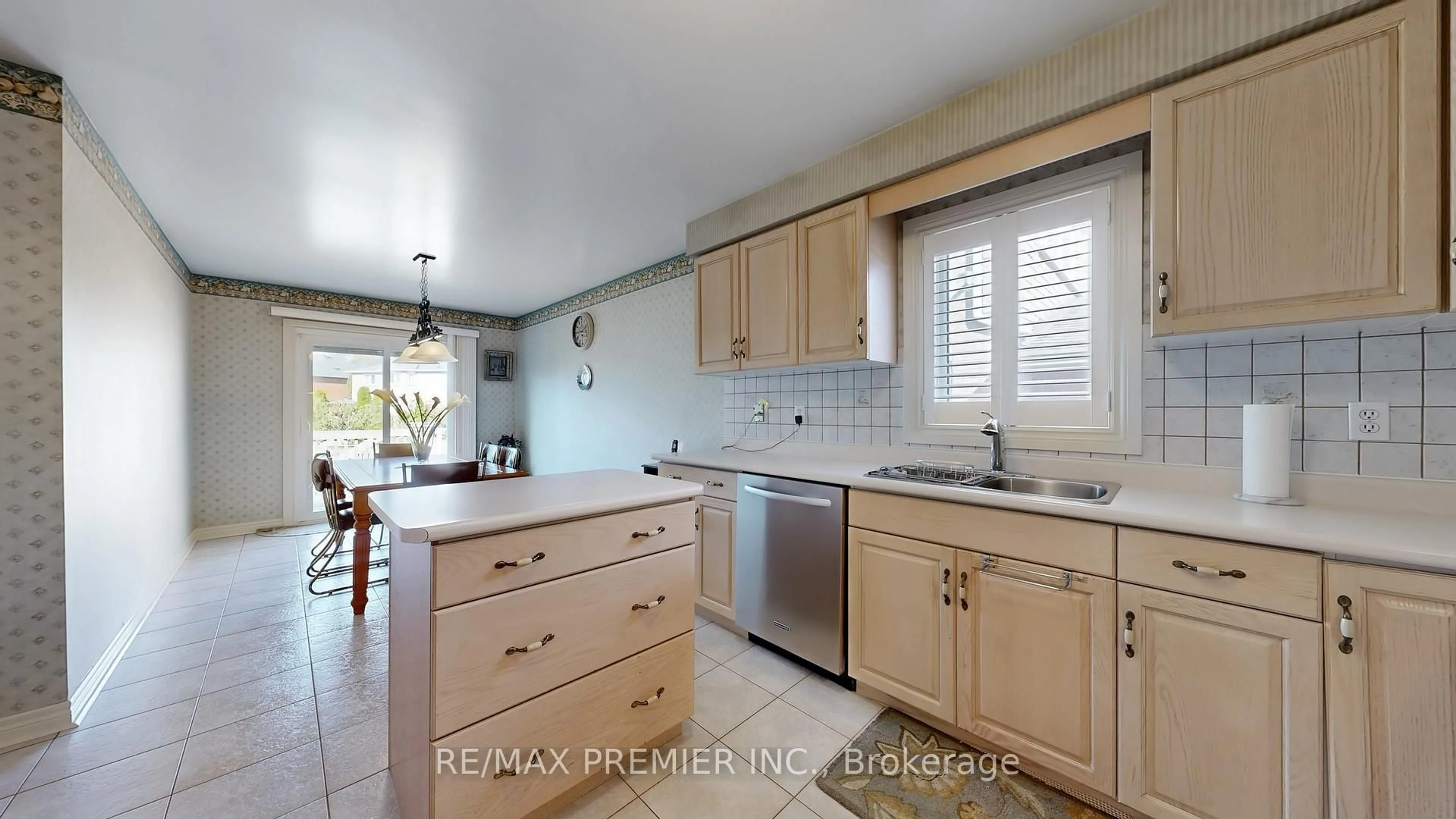 Unknown for 32 Veneto Dr, Vaughan Ontario L4L 8X4