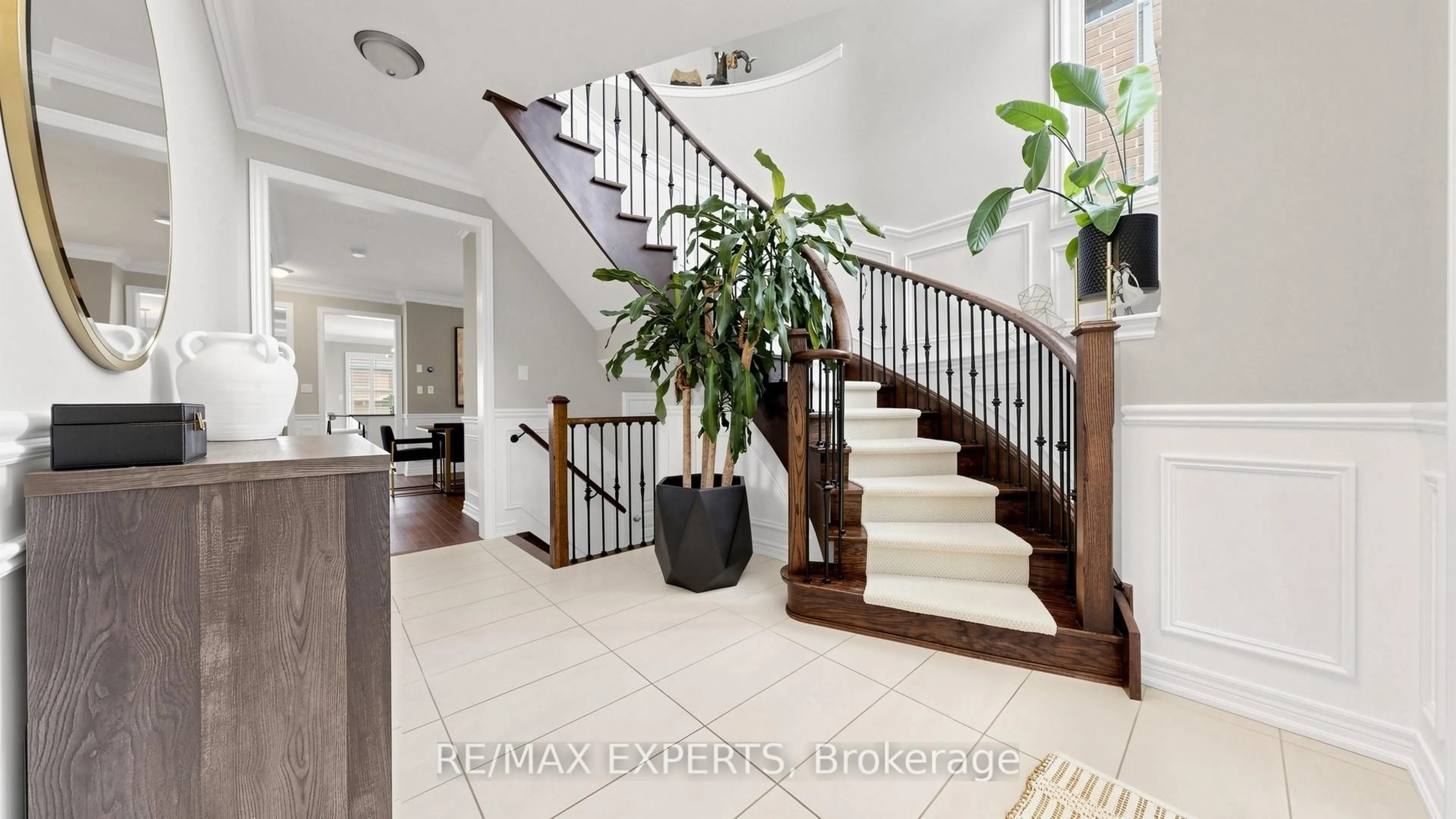 Indoor foyer for 22 Red Tree Dr, Vaughan Ontario L4H 4H8