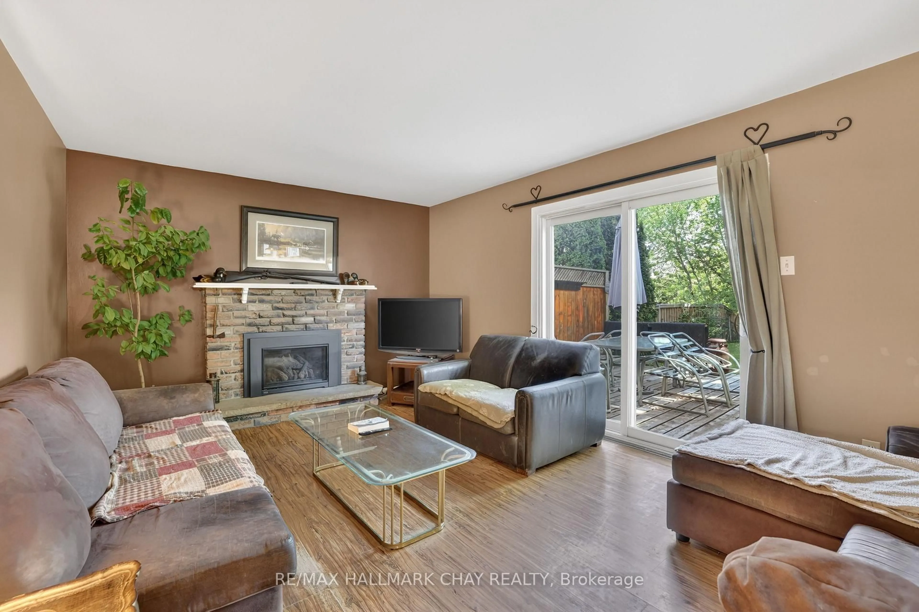 Living room with furniture, unknown for 28 Britannia Ave, Bradford West Gwillimbury Ontario L3Z 1A1