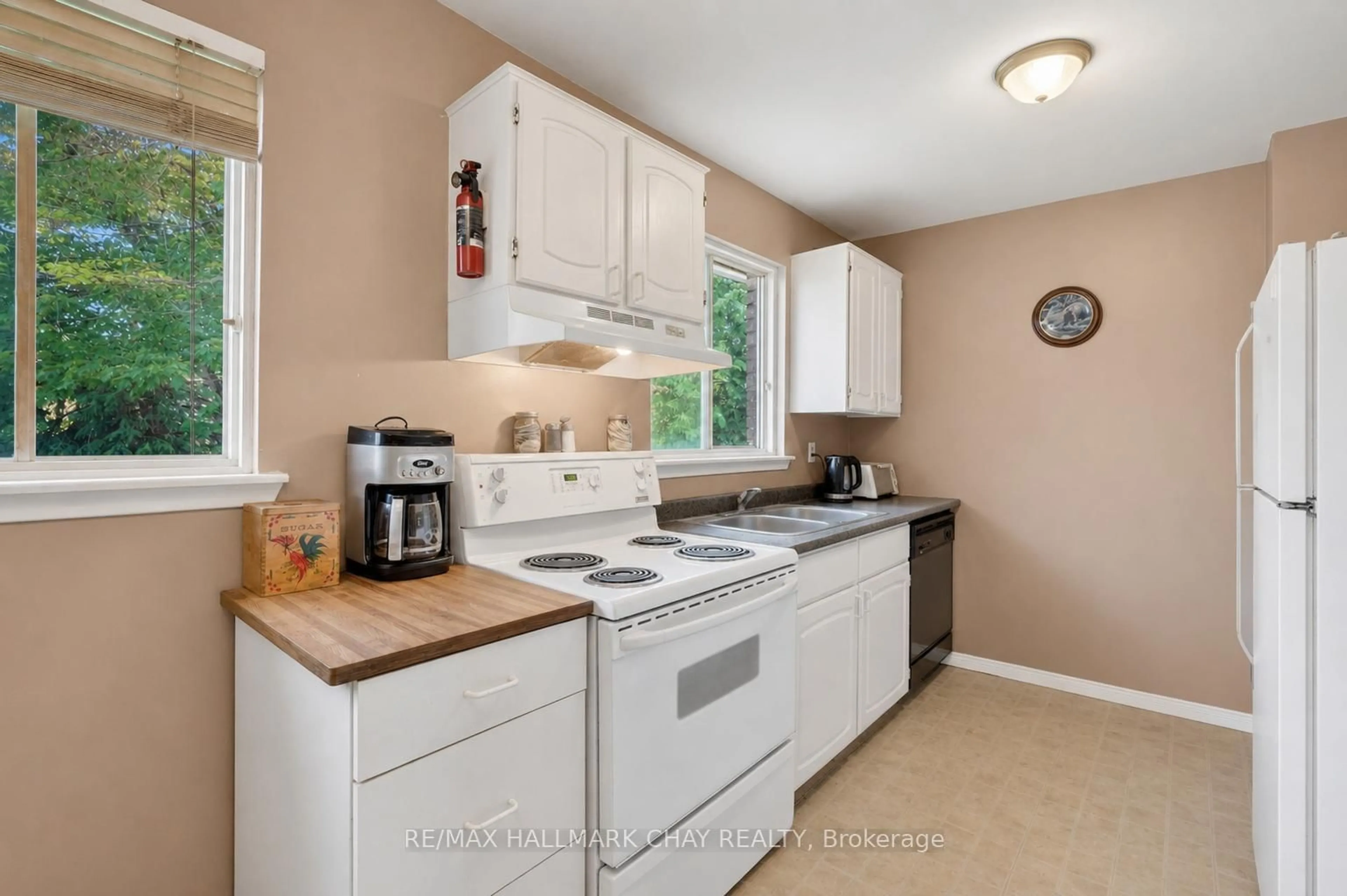 Standard kitchen, ceramic/tile floor for 28 Britannia Ave, Bradford West Gwillimbury Ontario L3Z 1A1