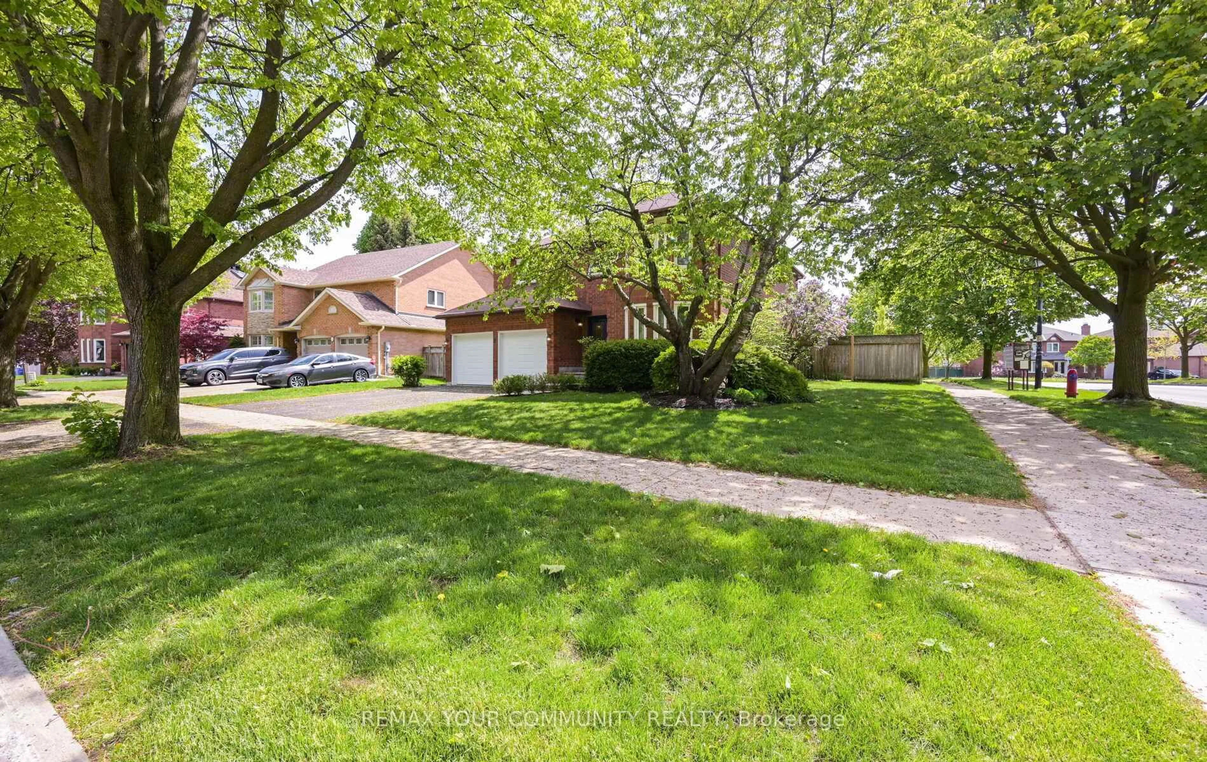 A pic from outside/outdoor area/front of a property/back of a property/a pic from drone, street for 2 Ballard Cres, Newmarket Ontario L3X 1S3