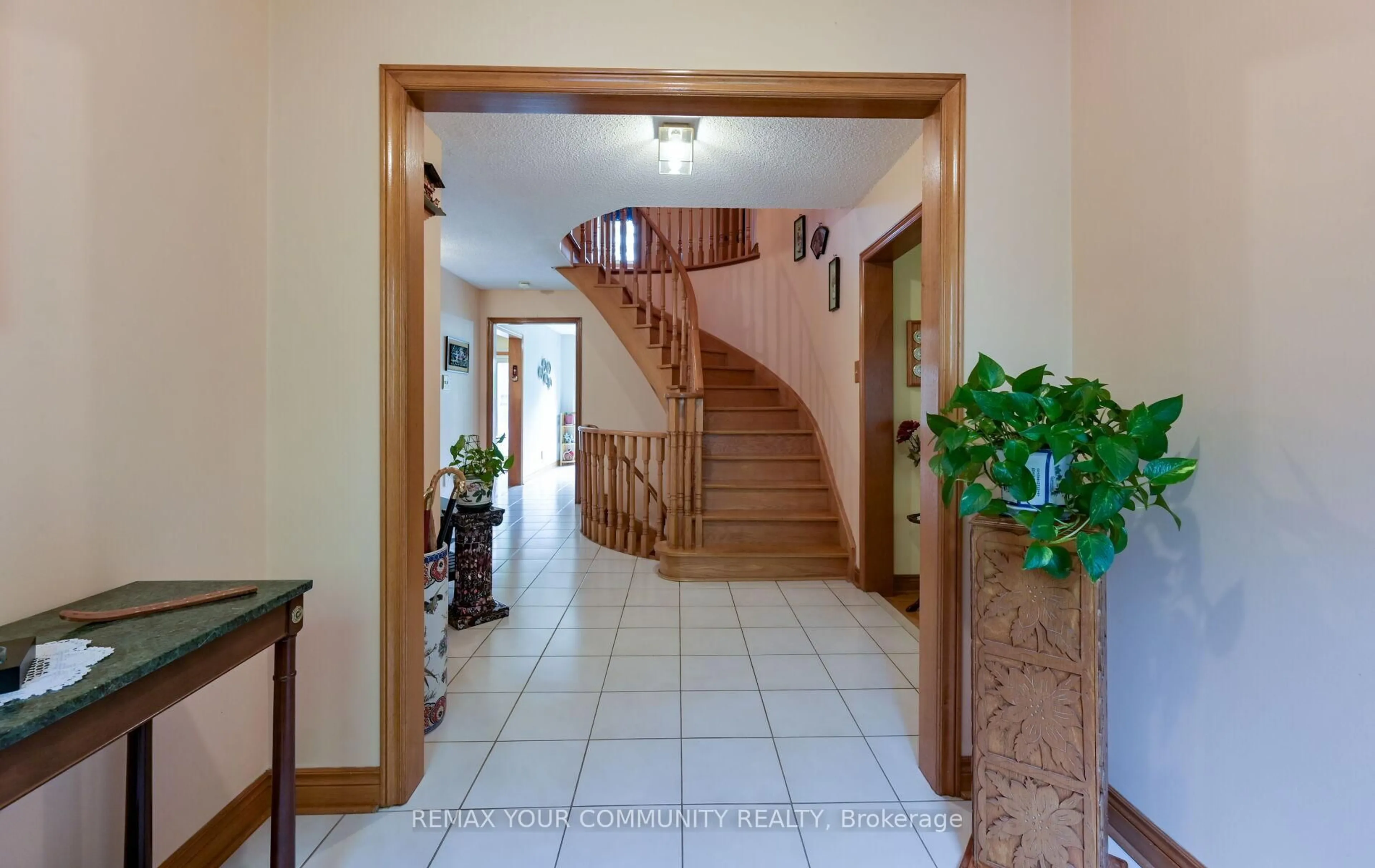 Indoor foyer for 2 Ballard Cres, Newmarket Ontario L3X 1S3