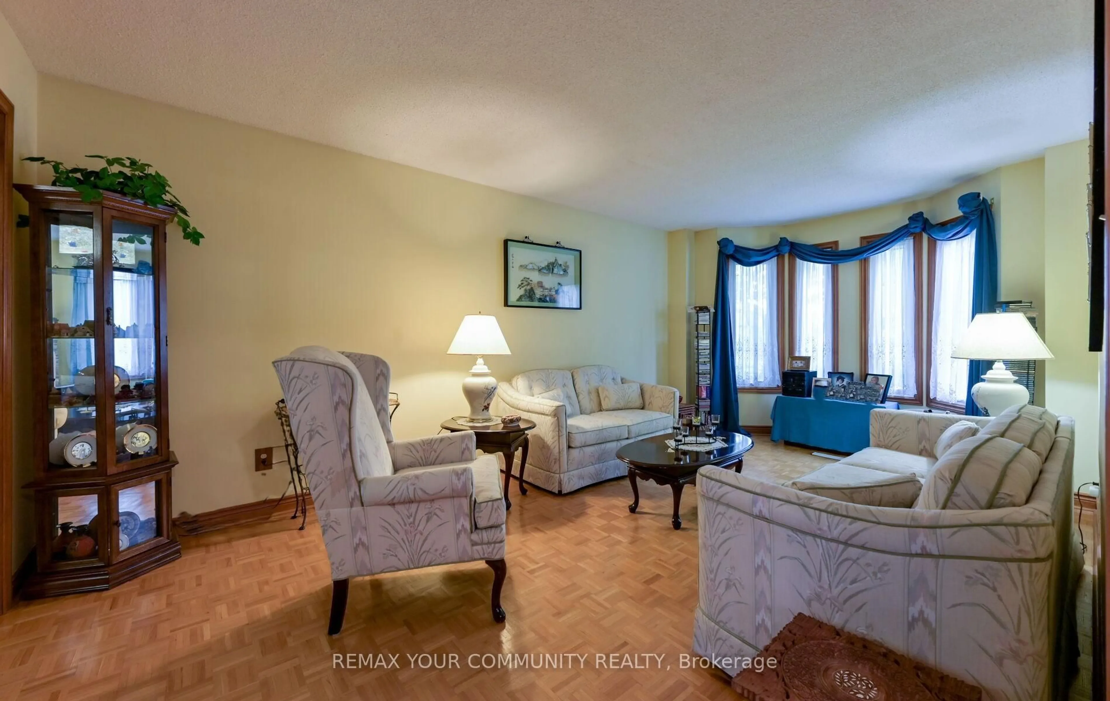Living room with furniture, unknown for 2 Ballard Cres, Newmarket Ontario L3X 1S3