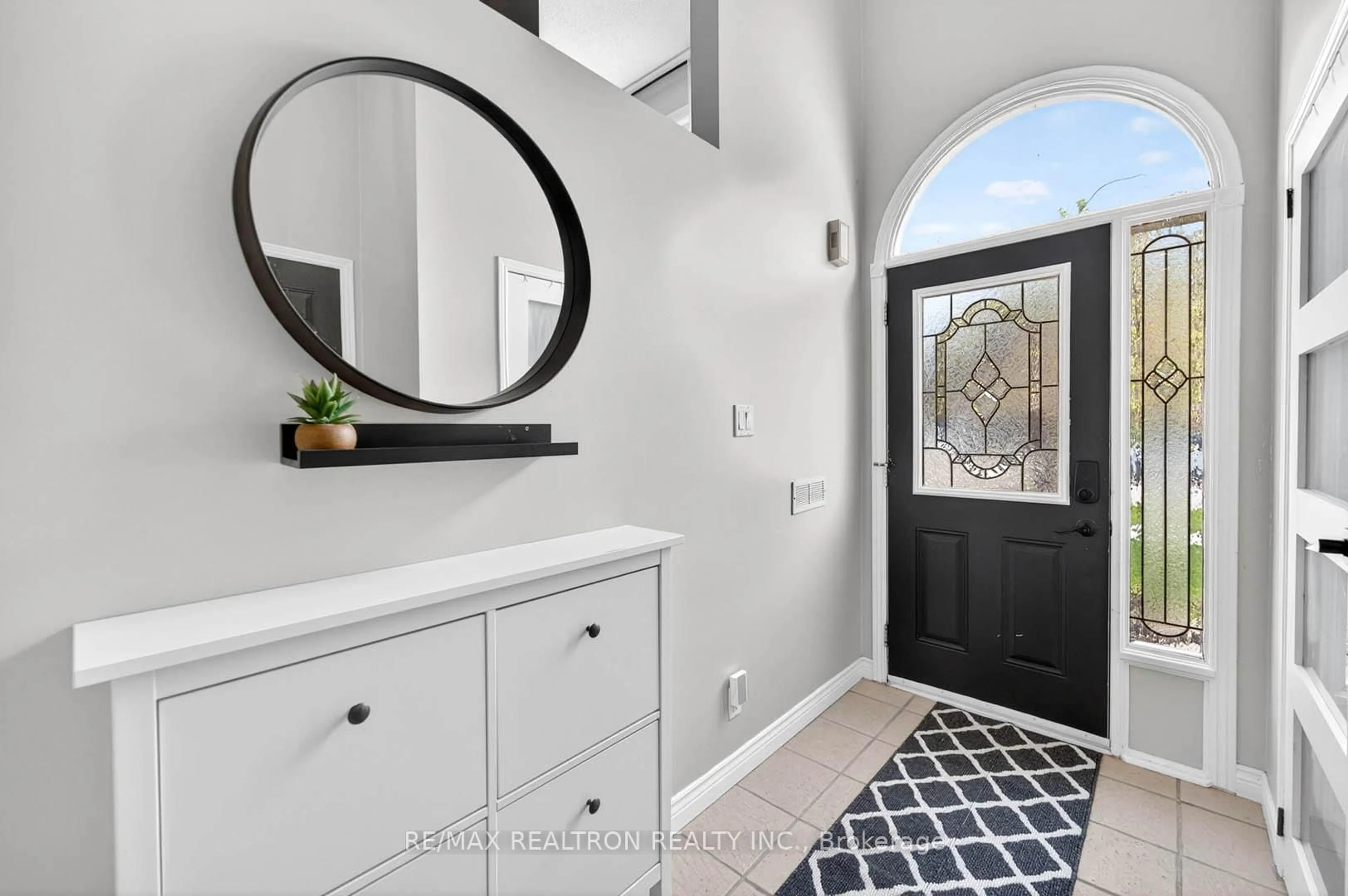 Indoor entryway for 18 Castille Cres, Georgina Ontario L4P 3L4