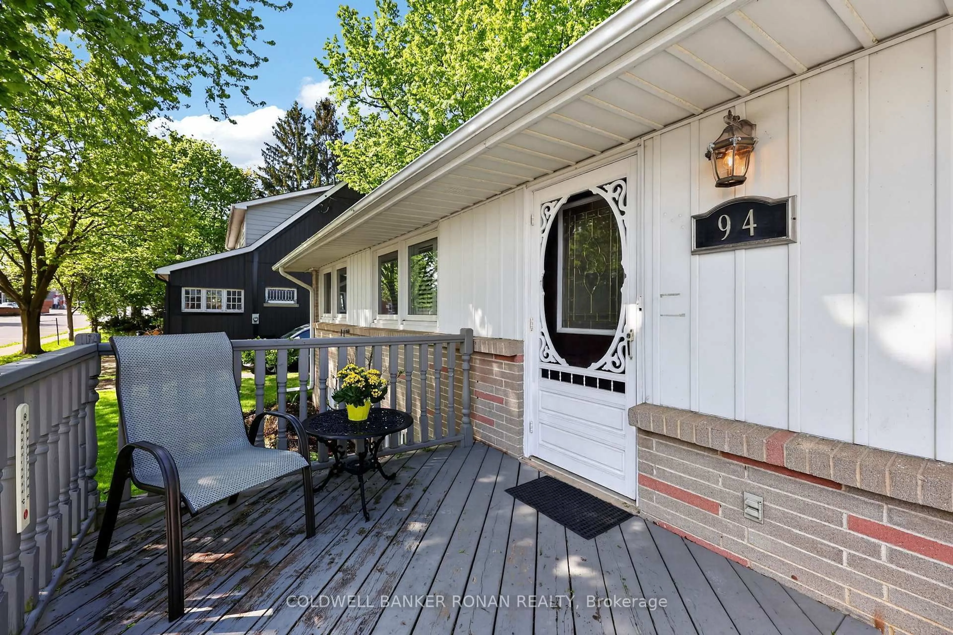 Patio, street for 94 Queen St, New Tecumseth Ontario L0G 1W0
