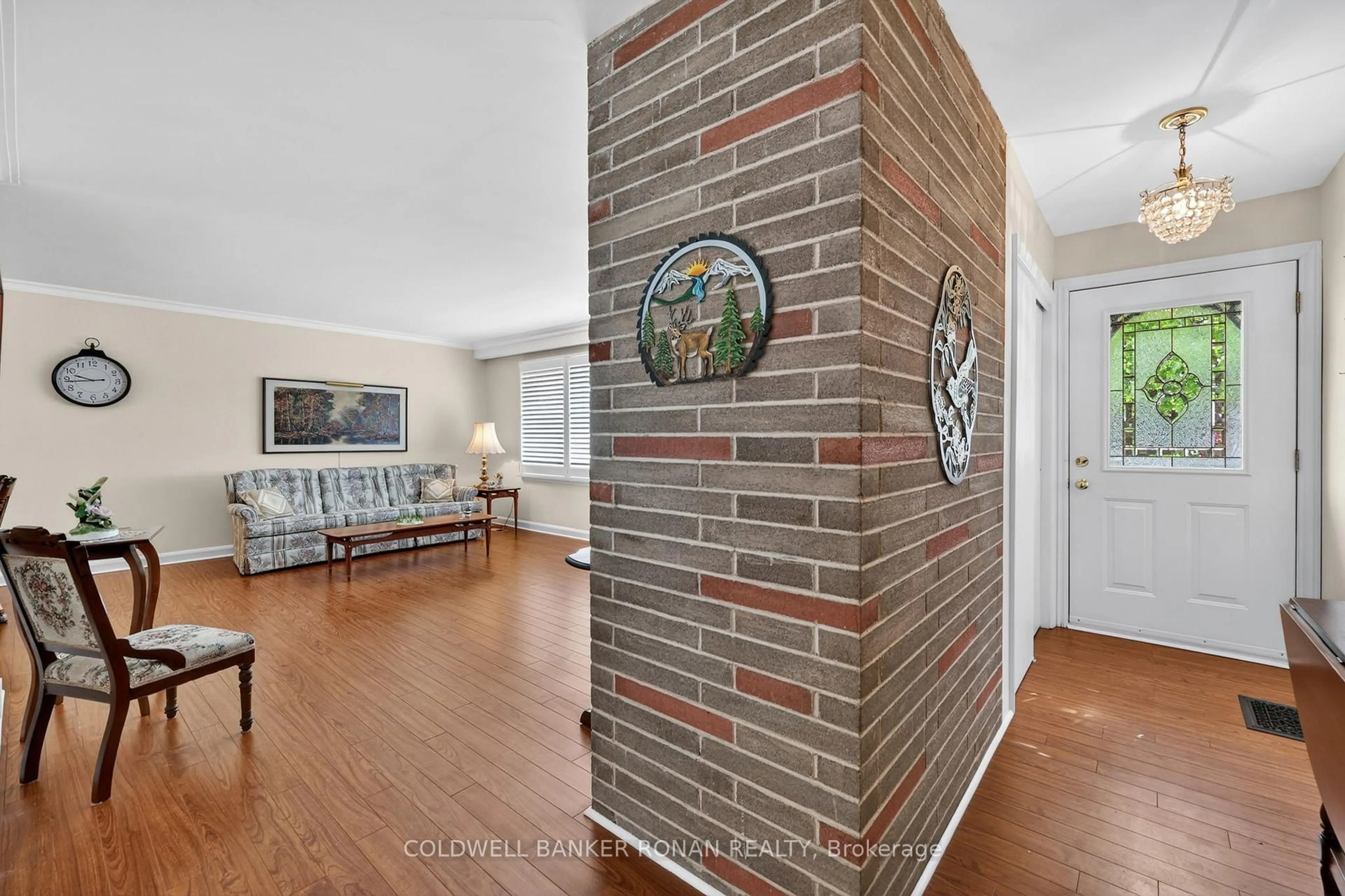 Indoor entryway for 94 Queen St, New Tecumseth Ontario L0G 1W0