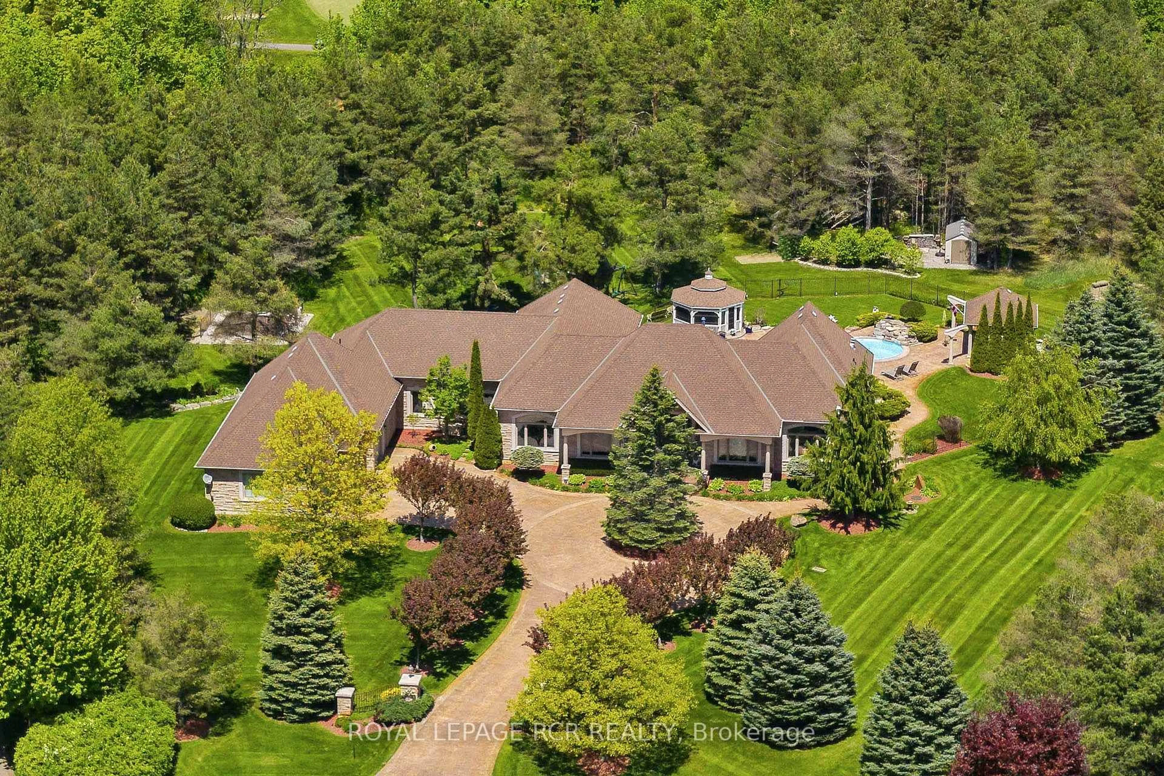A pic from outside/outdoor area/front of a property/back of a property/a pic from drone, unknown for 7 Sugarbush Lane, Uxbridge Ontario L9P 2A1