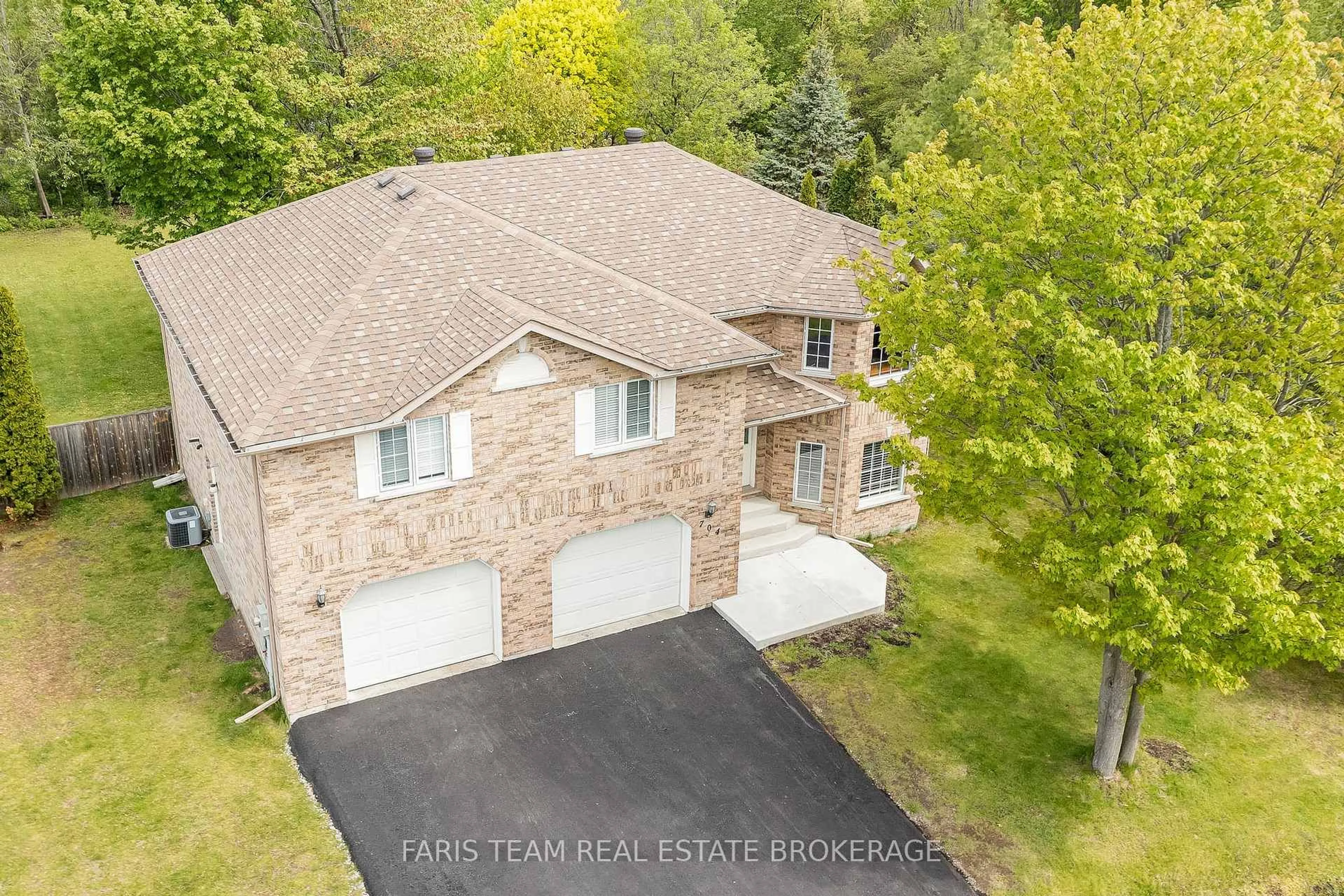 A pic from outside/outdoor area/front of a property/back of a property/a pic from drone, street for 704 Trinity St, Innisfil Ontario L9S 2G8