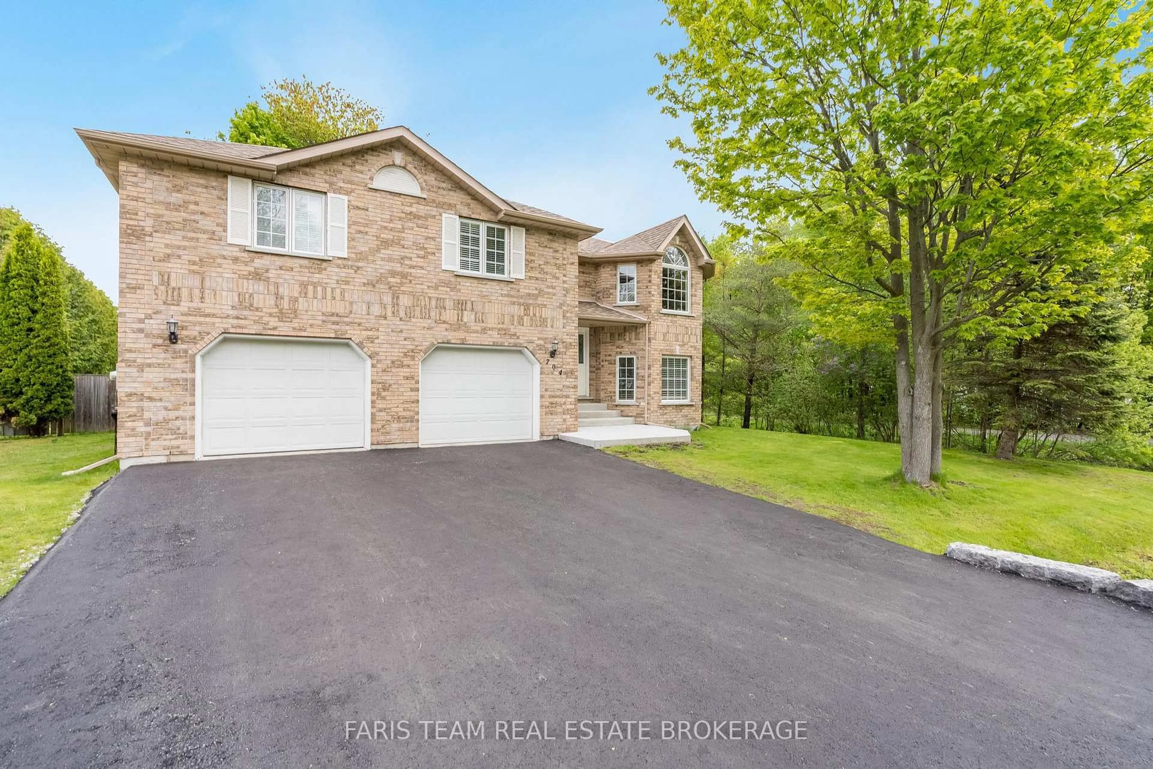 A pic from outside/outdoor area/front of a property/back of a property/a pic from drone, street for 704 Trinity St, Innisfil Ontario L9S 2G8