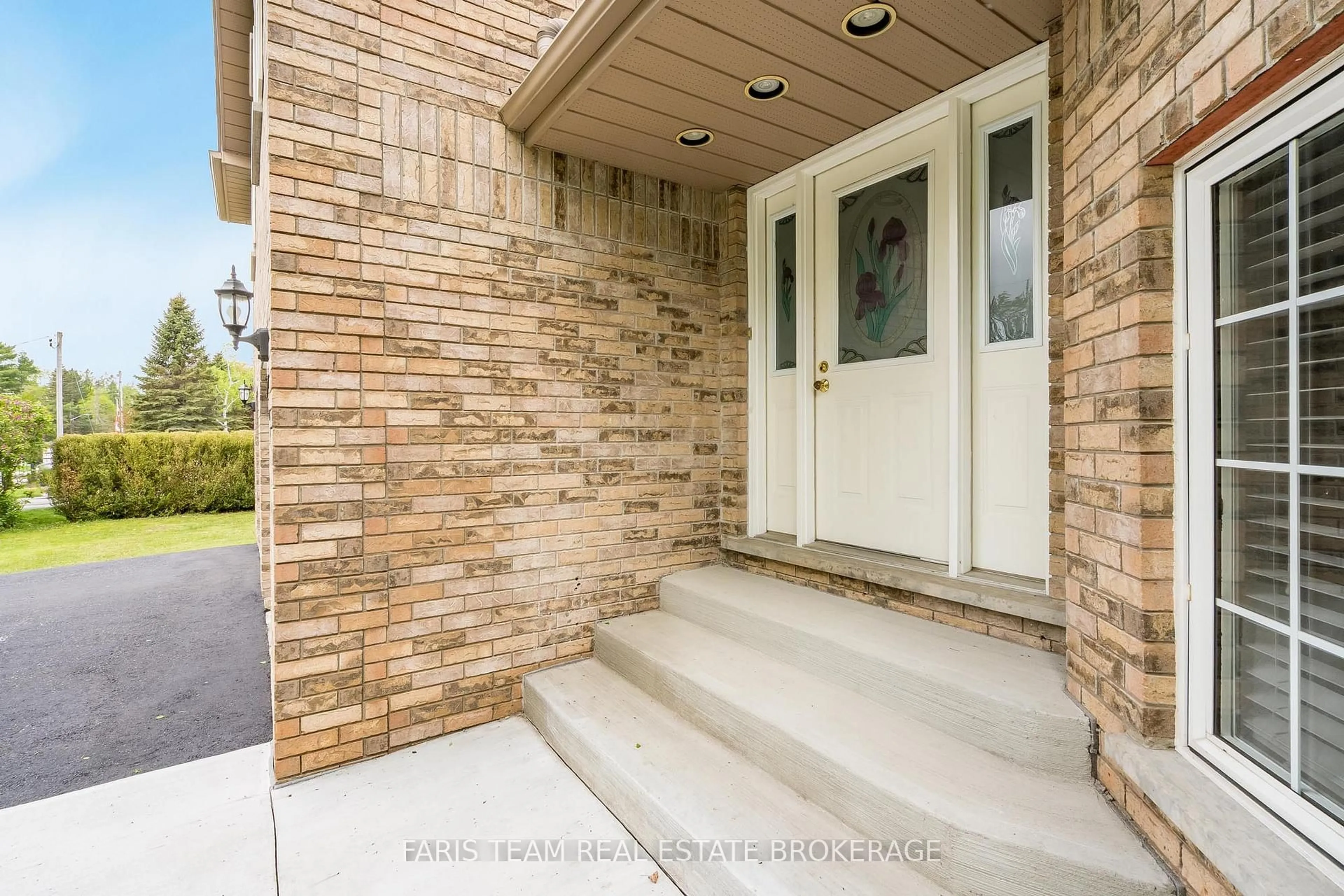 Indoor entryway for 704 Trinity St, Innisfil Ontario L9S 2G8