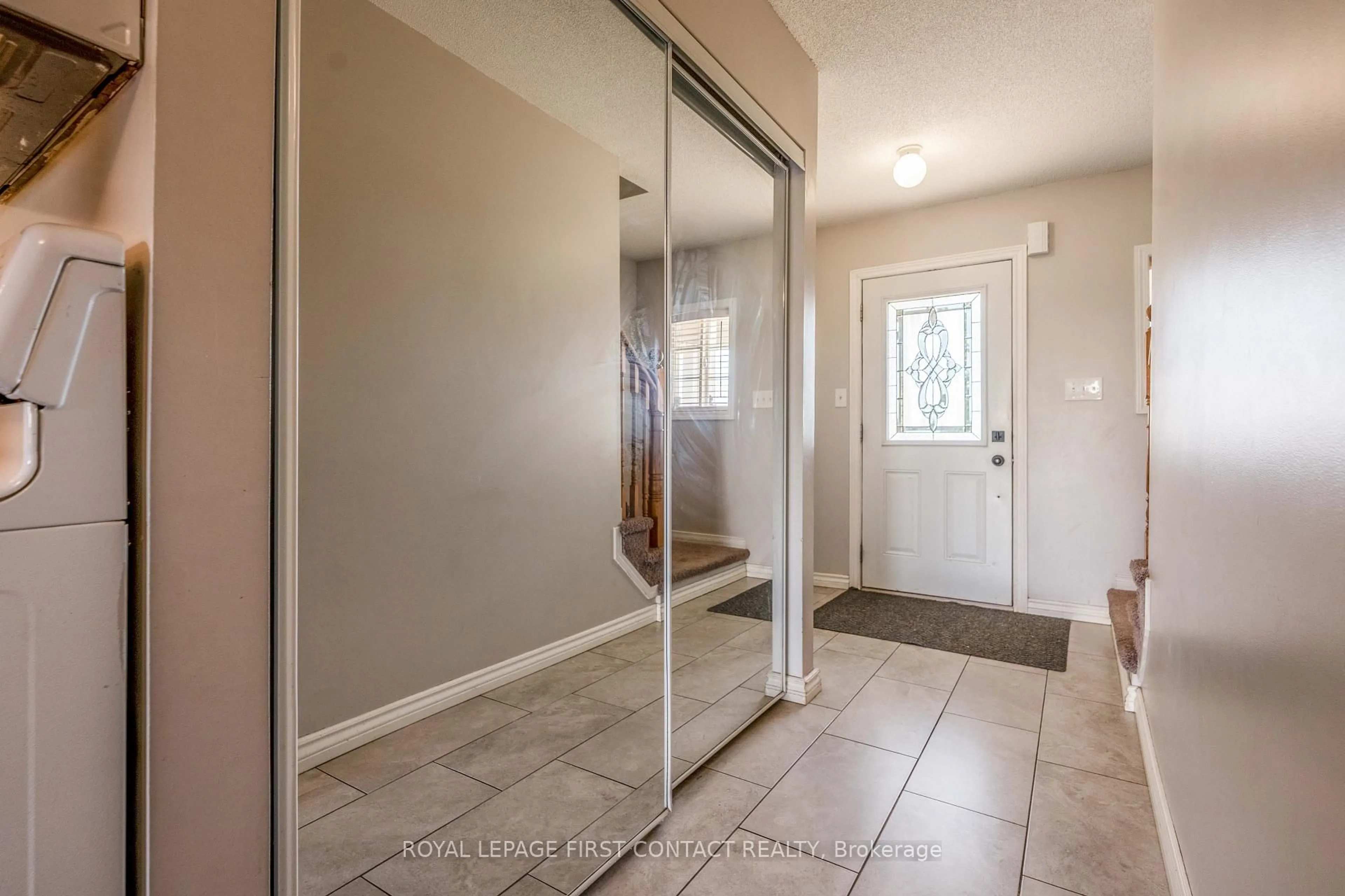 Indoor entryway for 1447 Rankin Way, Innisfil Ontario L9S 0C5