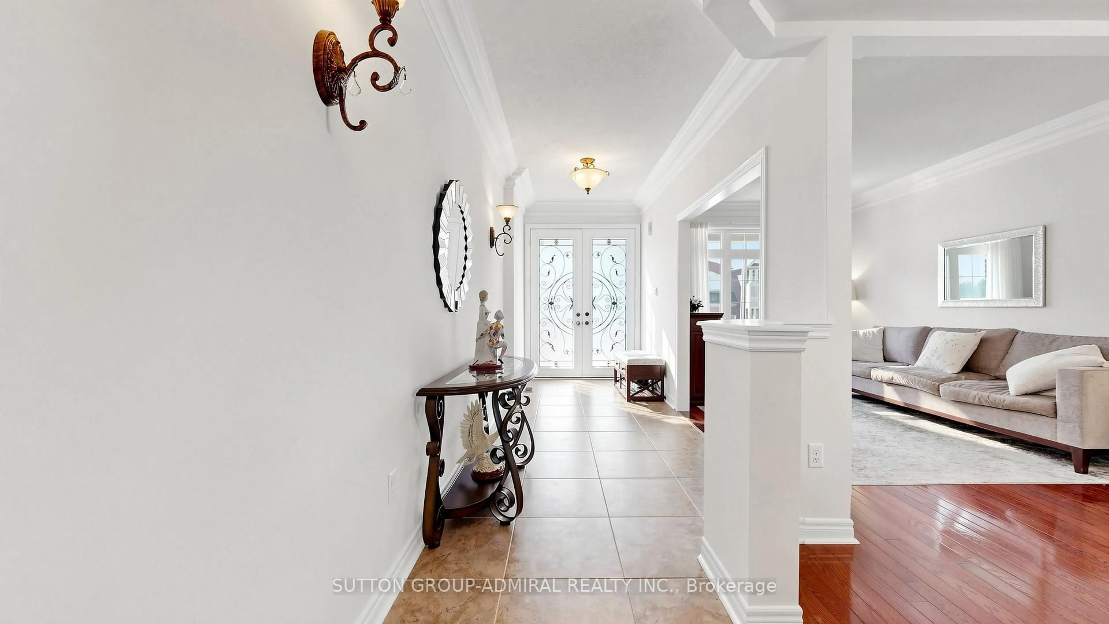 Indoor entryway for 492 Kwapis Blvd, Newmarket Ontario L3X 3K6