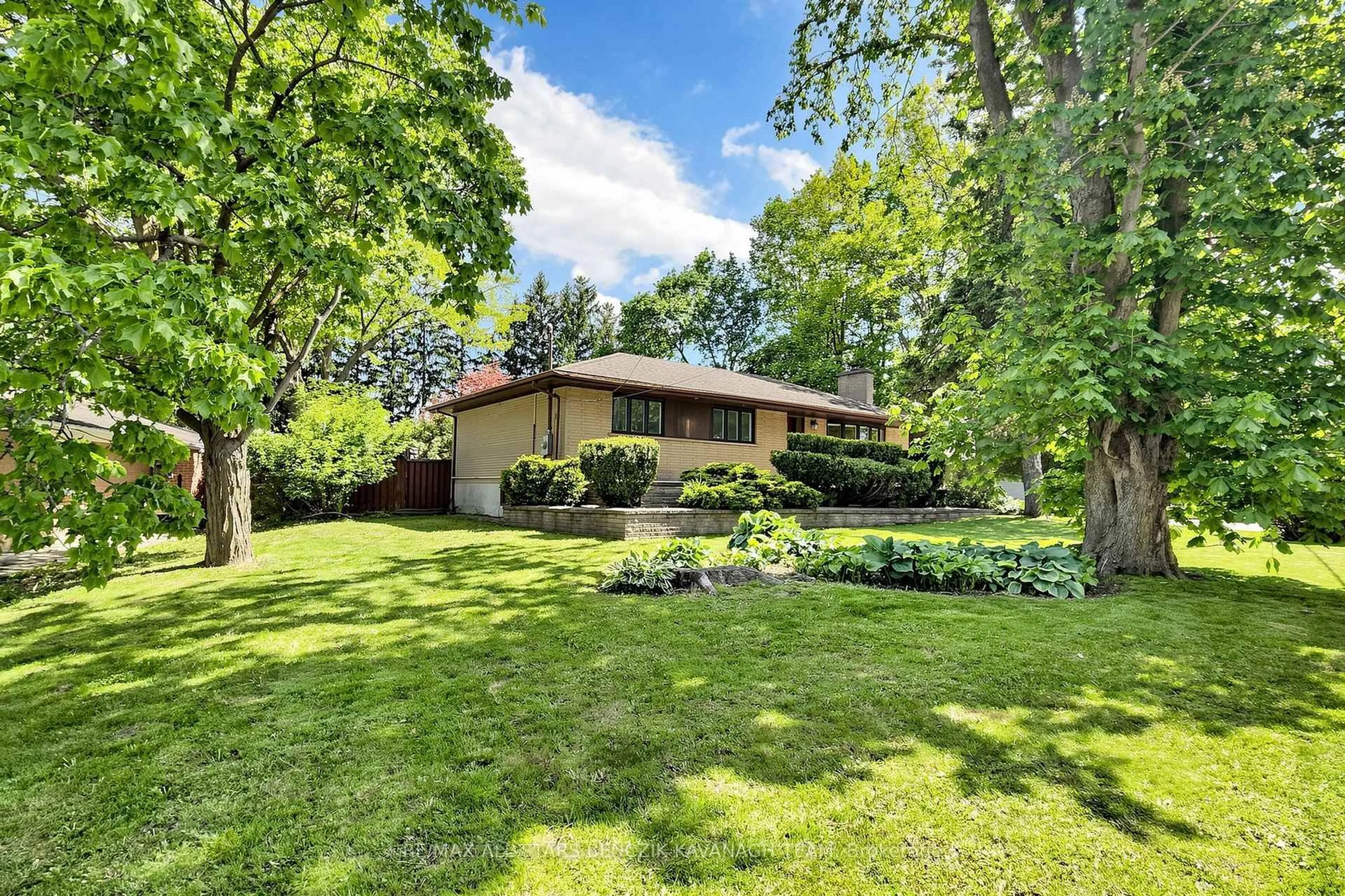 A pic from outside/outdoor area/front of a property/back of a property/a pic from drone, unknown for 21 Ramona Blvd, Markham Ontario L3P 2E3