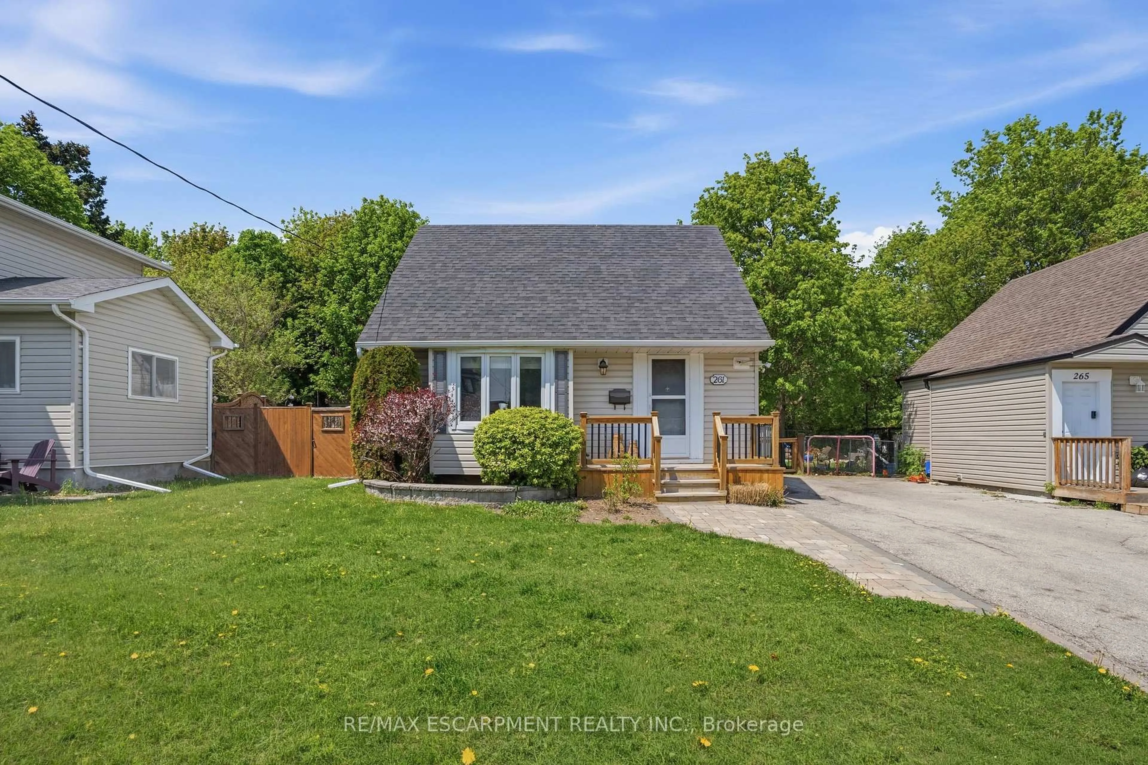 A pic from outside/outdoor area/front of a property/back of a property/a pic from drone, street for 261 Andrew St, Newmarket Ontario L3Y 1H1