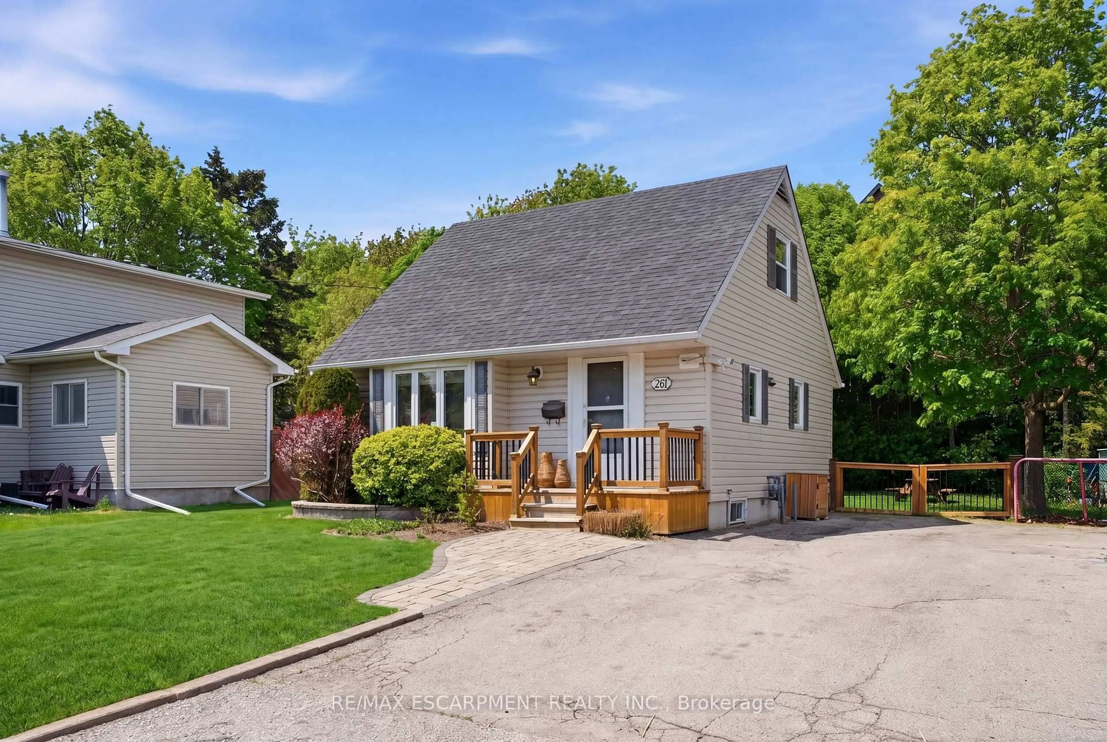 Home with vinyl exterior material, street for 261 Andrew St, Newmarket Ontario L3Y 1H1
