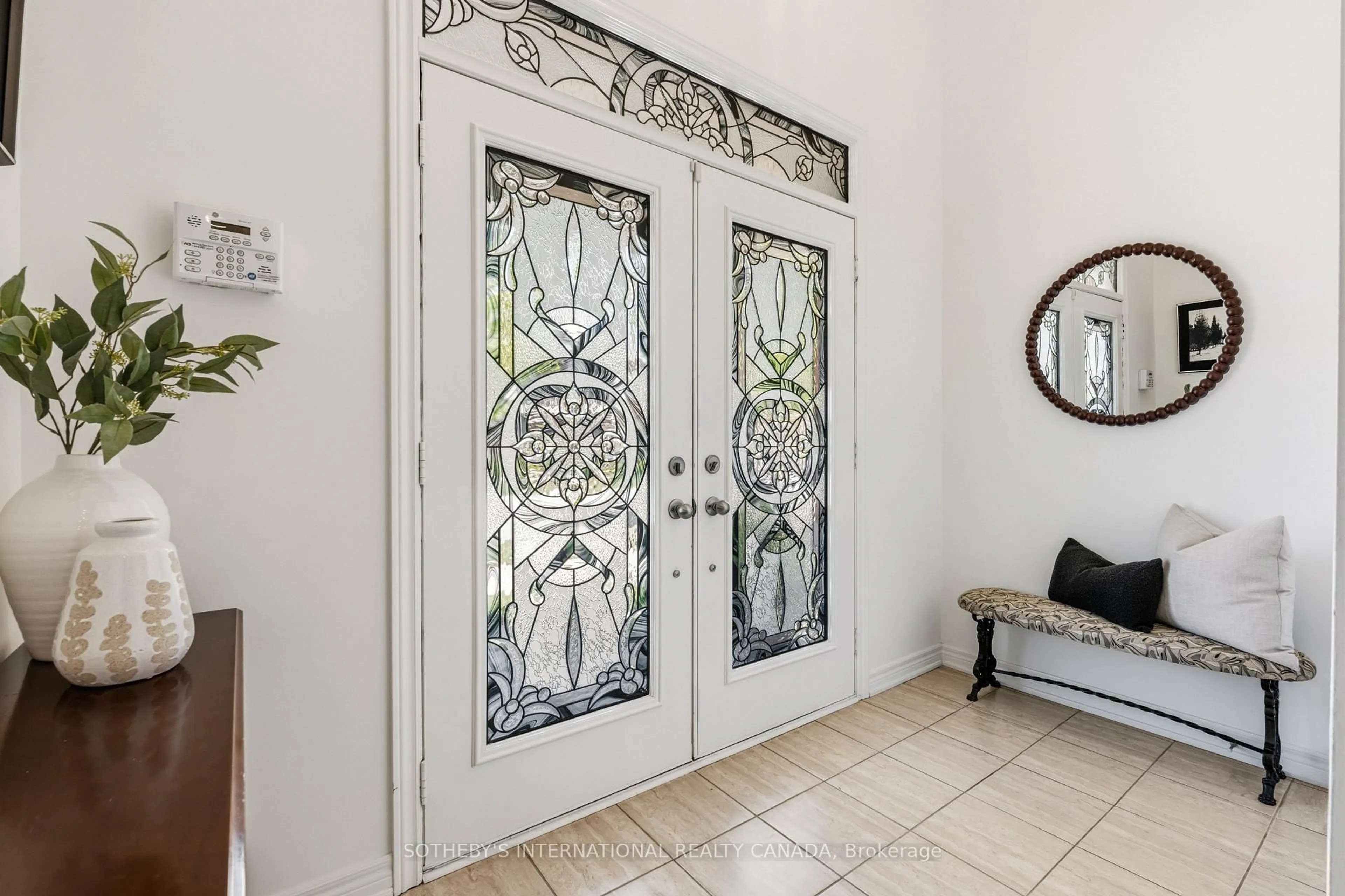 Indoor entryway for 205 Sandale Rd, Whitchurch-Stouffville Ontario L4A 0Y3