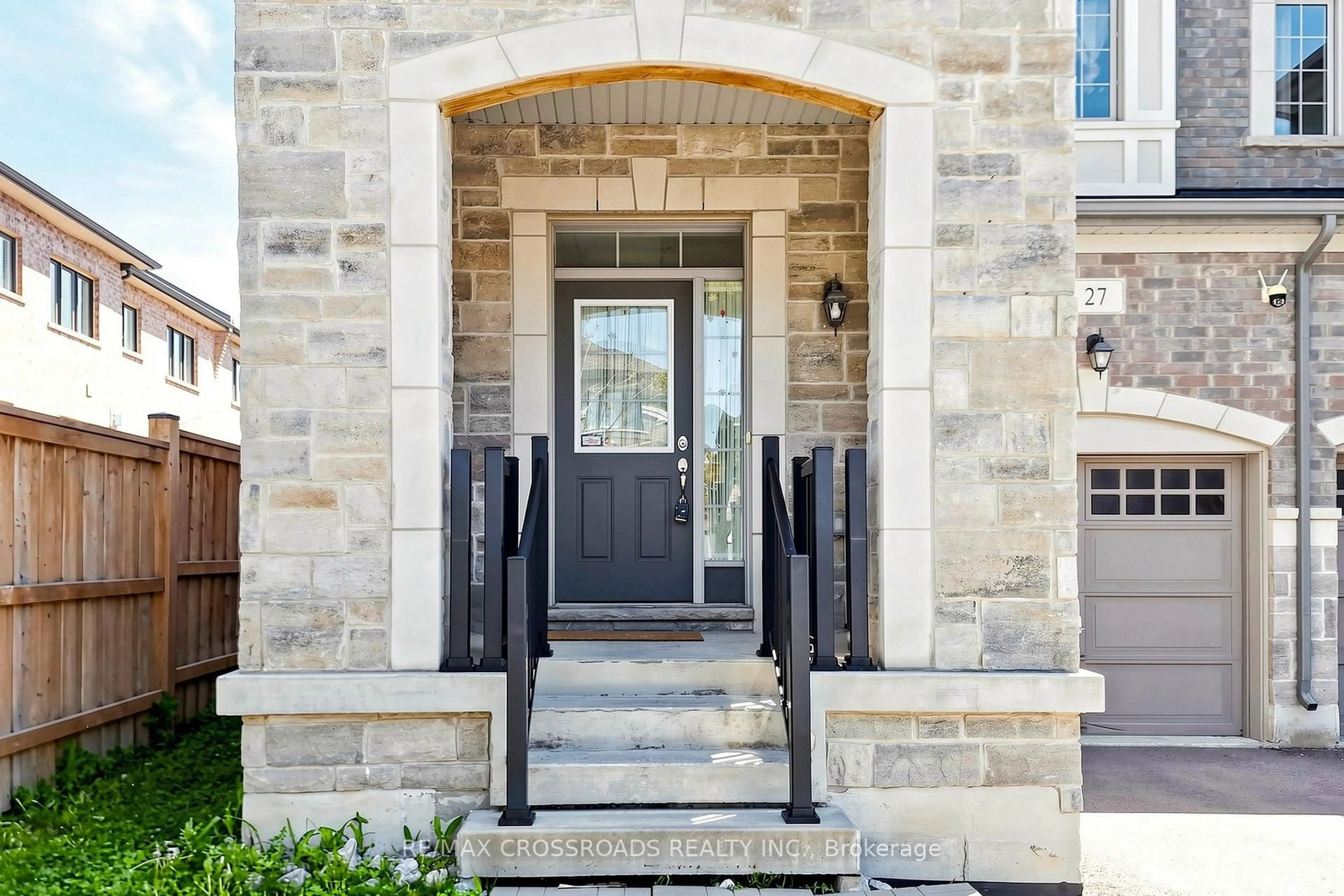 Indoor entryway for 27 Collier Cres, Markham Ontario L6E 0T2