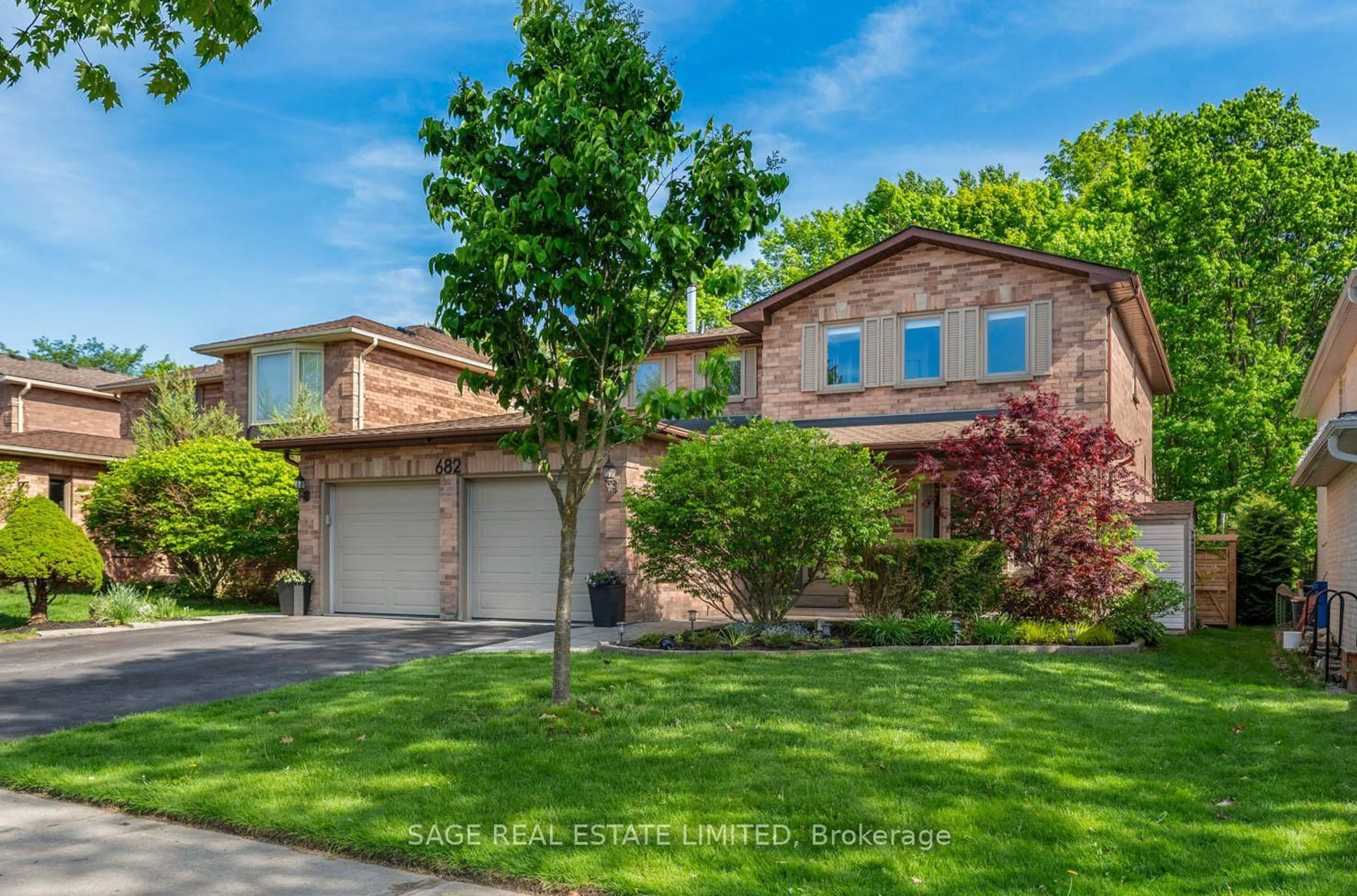 Home with brick exterior material, street for 682 Leslie Valley Dr, Newmarket Ontario L3Y 7J5