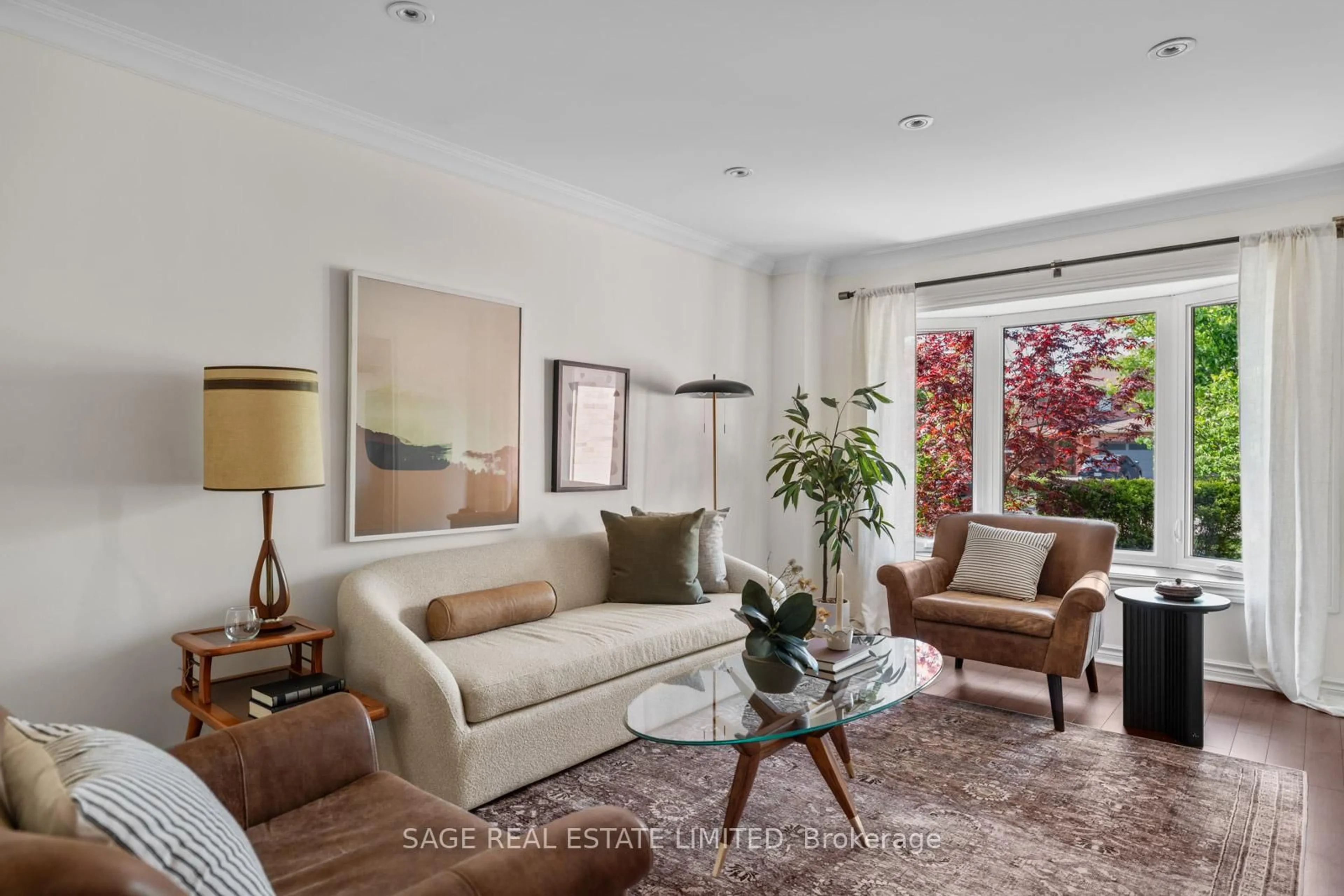 Living room with furniture, unknown for 682 Leslie Valley Dr, Newmarket Ontario L3Y 7J5