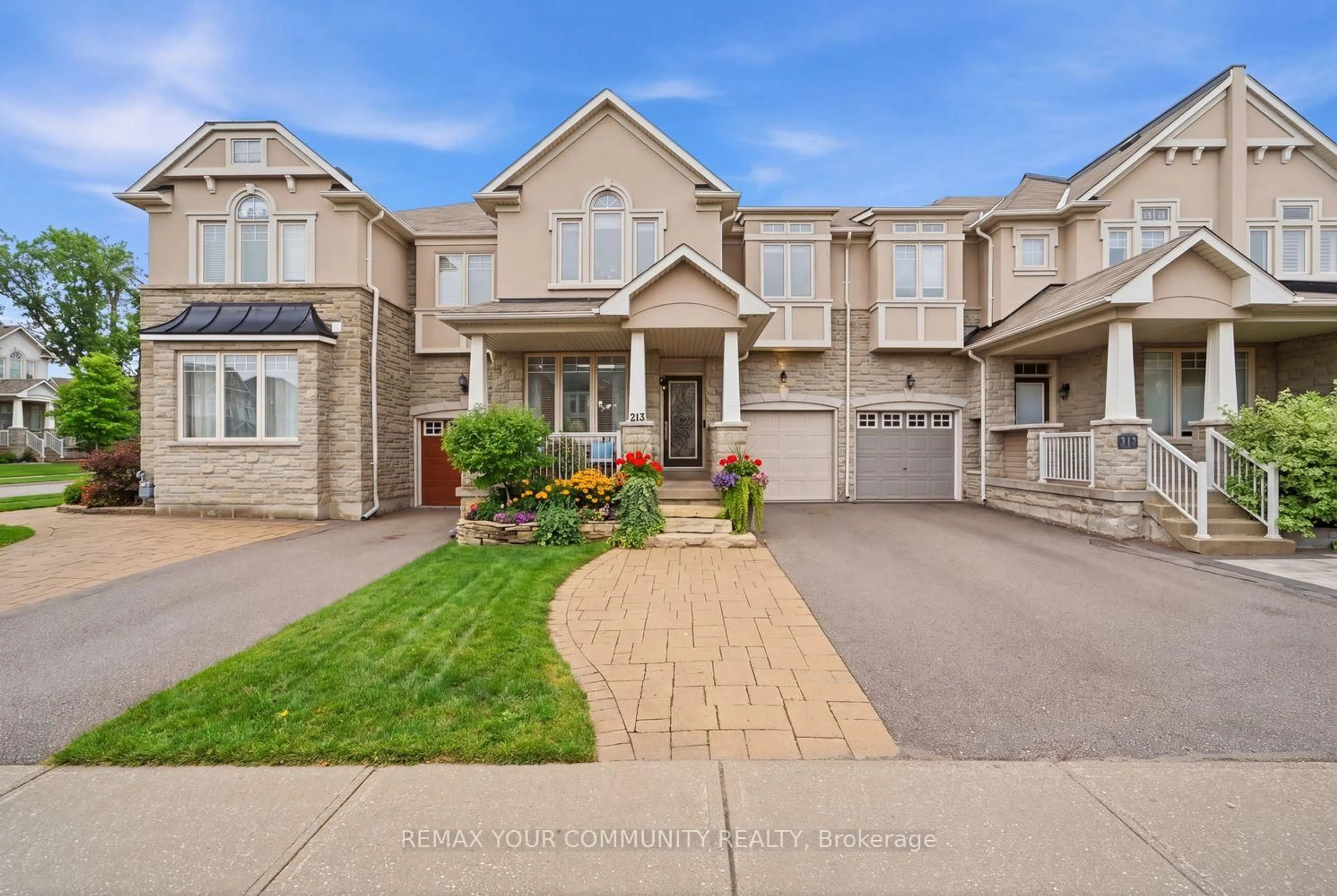 A pic from outside/outdoor area/front of a property/back of a property/a pic from drone, street for 213 Shirrick Dr, Richmond Hill Ontario L4E 4Y4