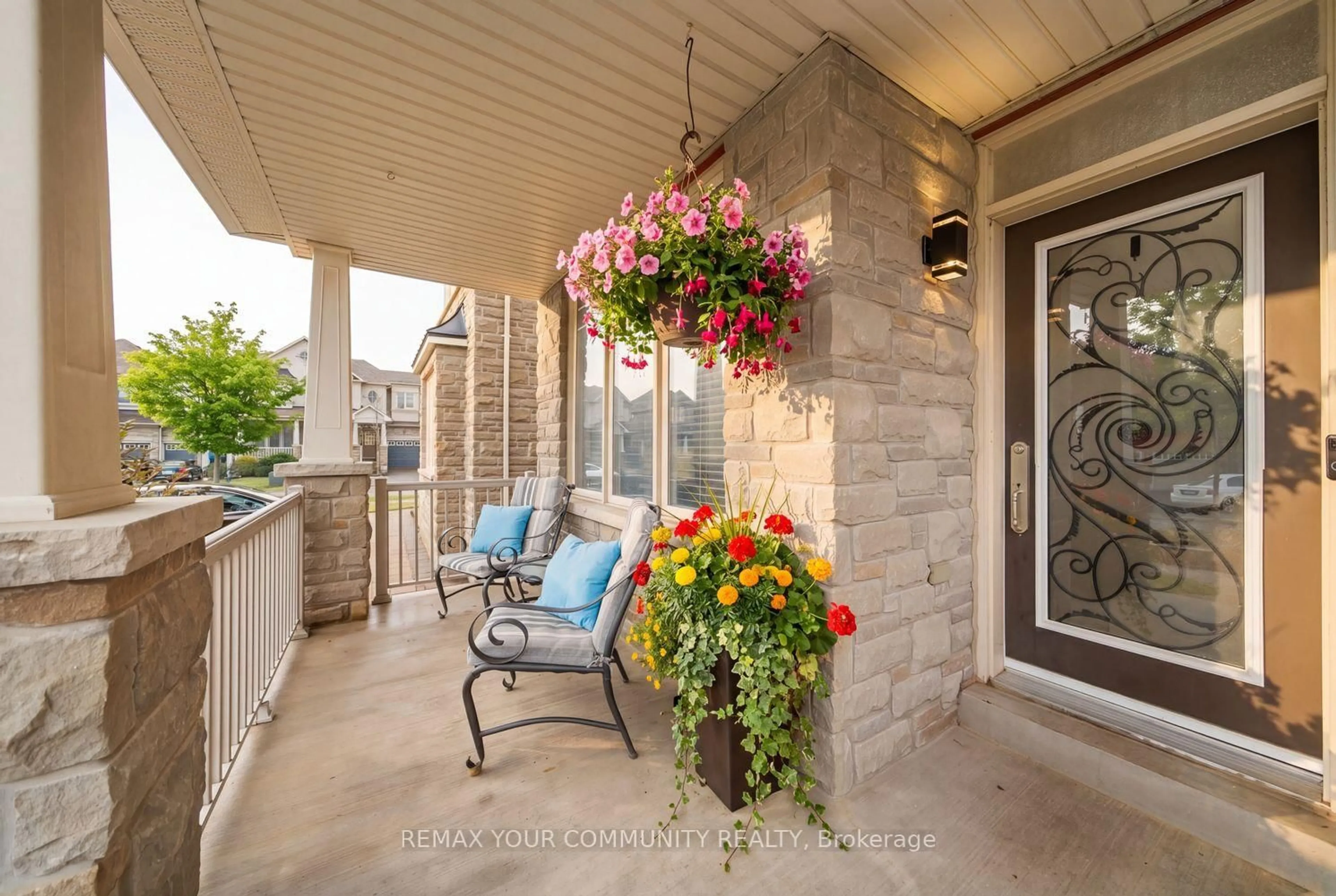 Indoor entryway for 213 Shirrick Dr, Richmond Hill Ontario L4E 4Y4