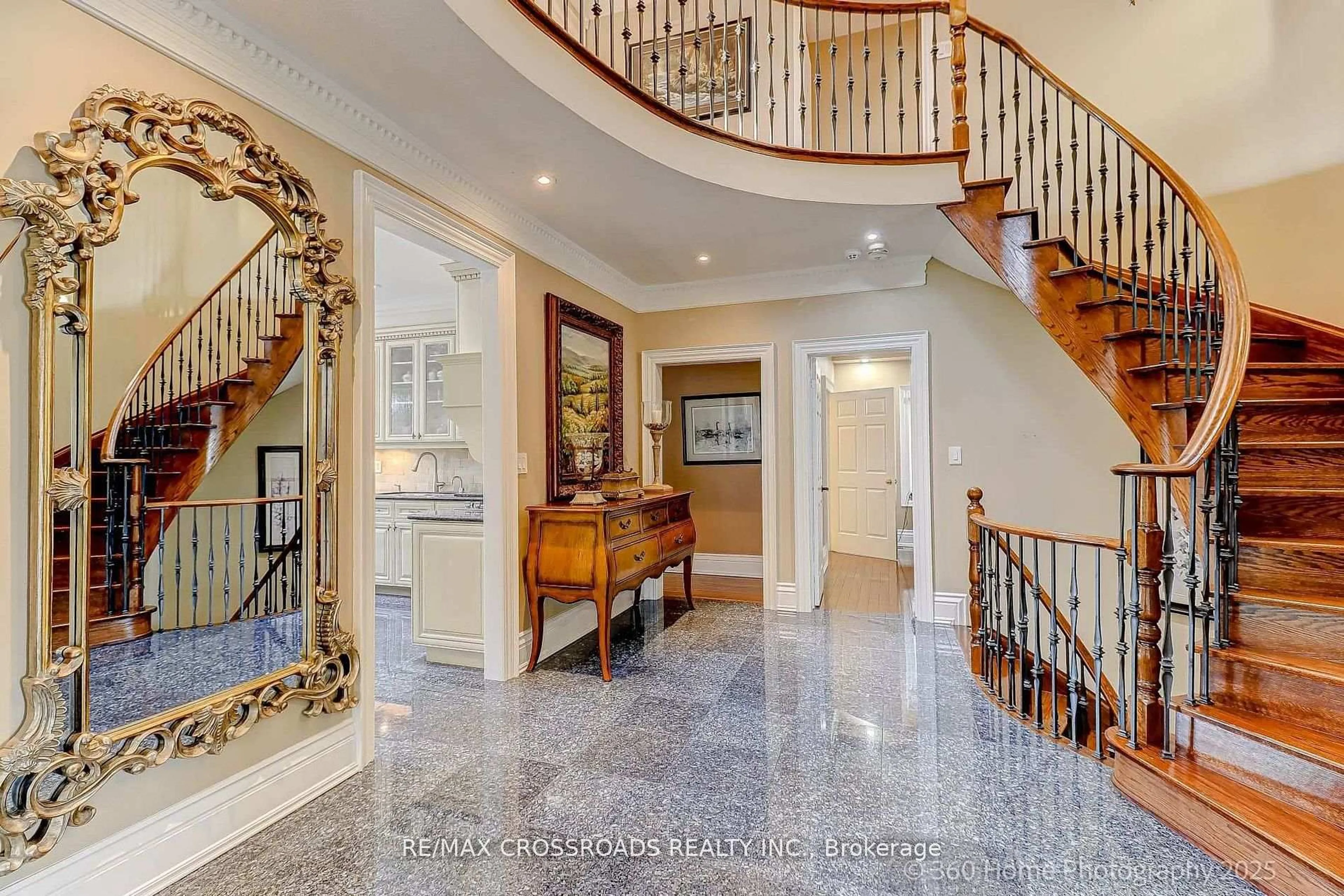 Indoor entryway for 2 Mumberson Crt, Markham Ontario L6C 1Y4