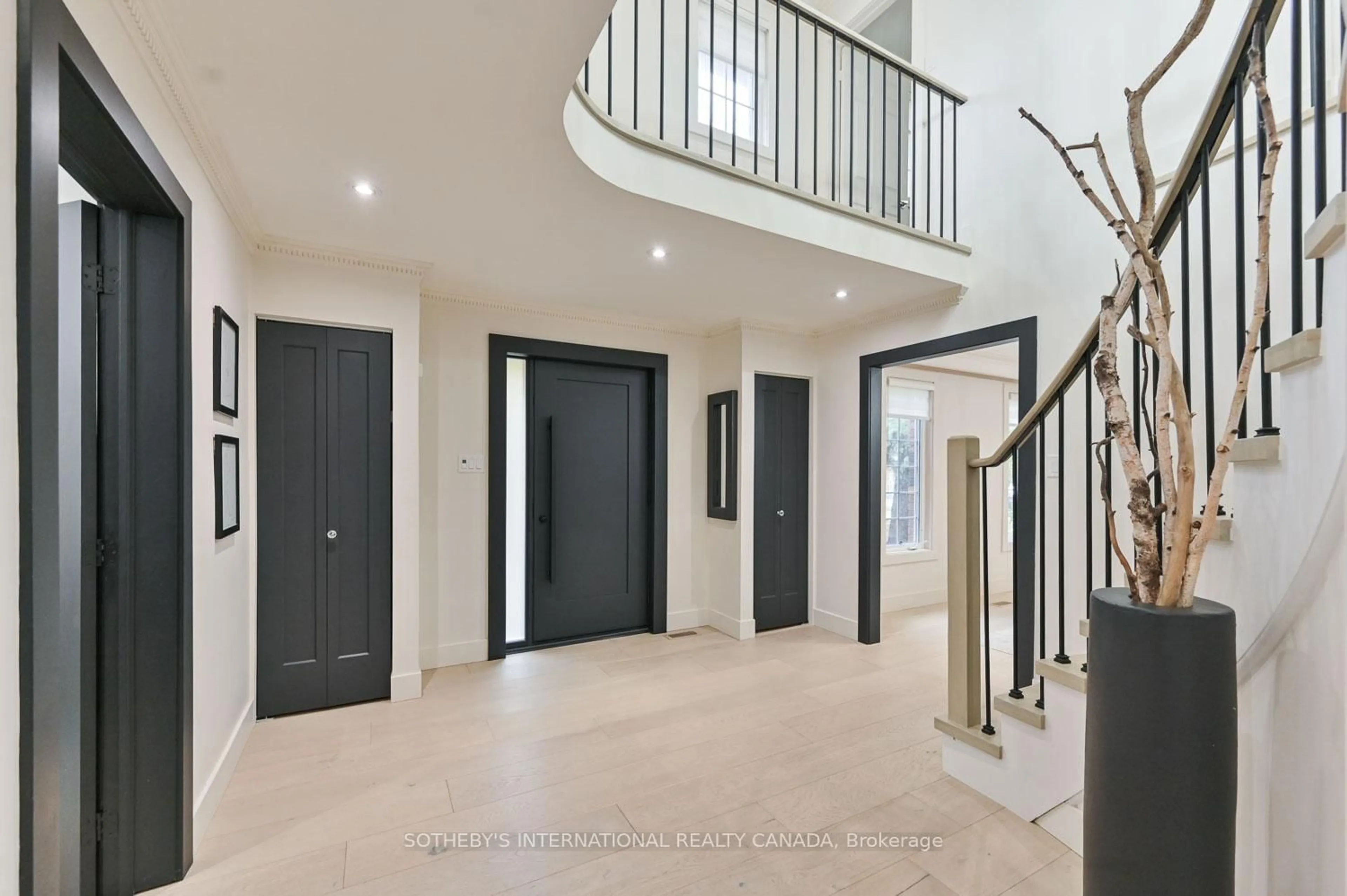 Indoor foyer for 23 Hill Farm Rd, King Ontario L0G 1N0
