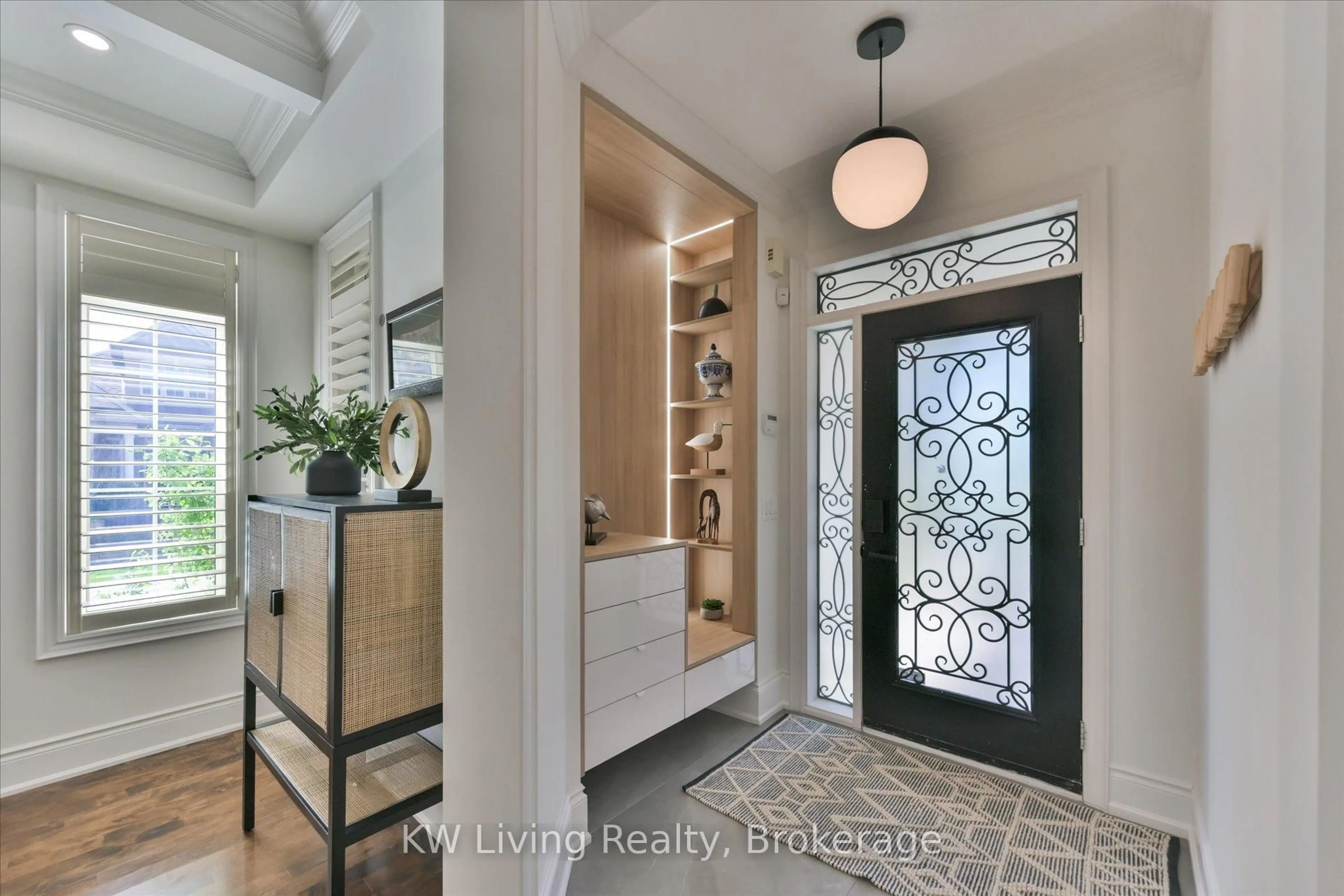 Indoor entryway for 2 Sunrise Ridge Tr, Whitchurch-Stouffville Ontario L4A 0C9