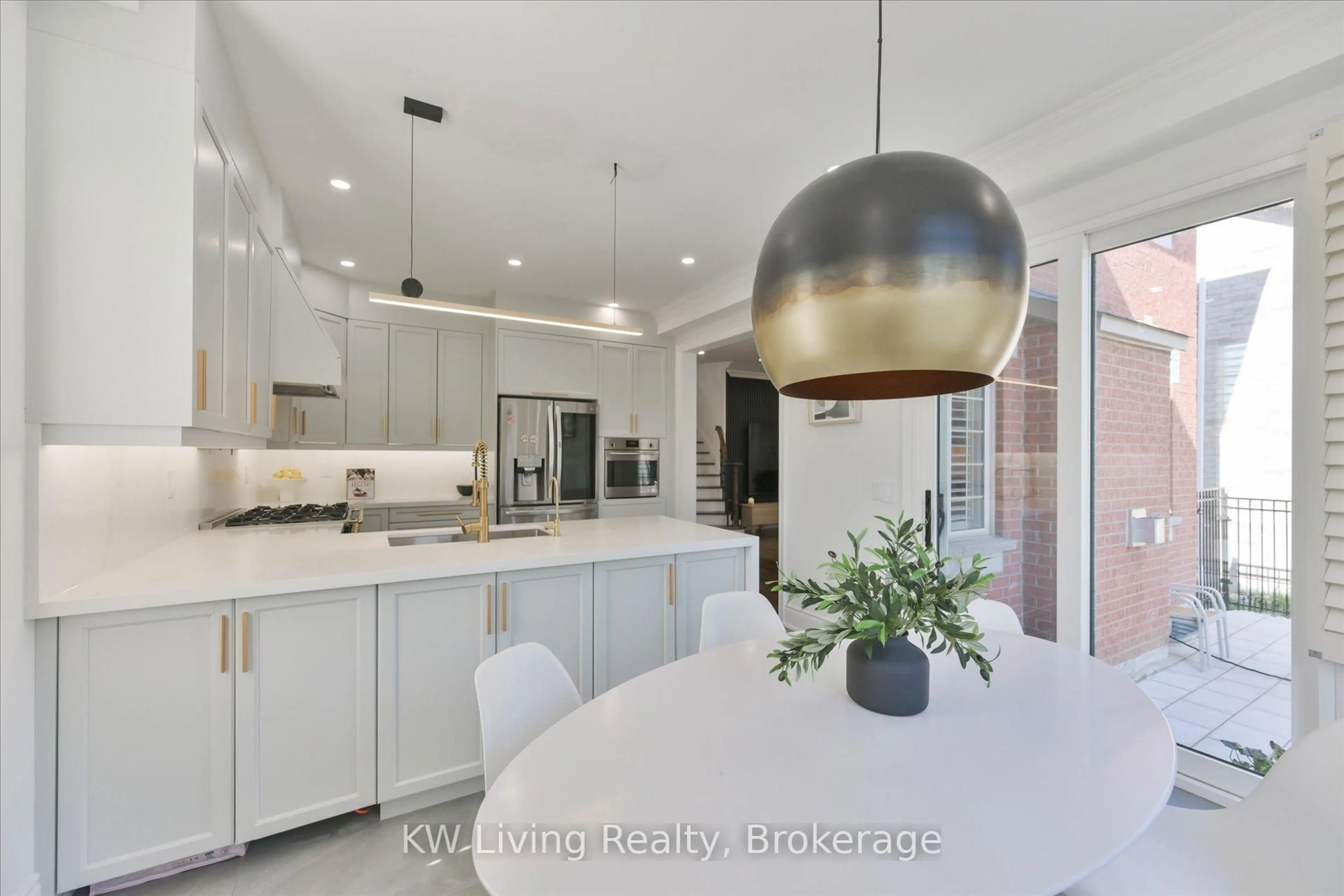 Contemporary kitchen, ceramic/tile floor for 2 Sunrise Ridge Tr, Whitchurch-Stouffville Ontario L4A 0C9