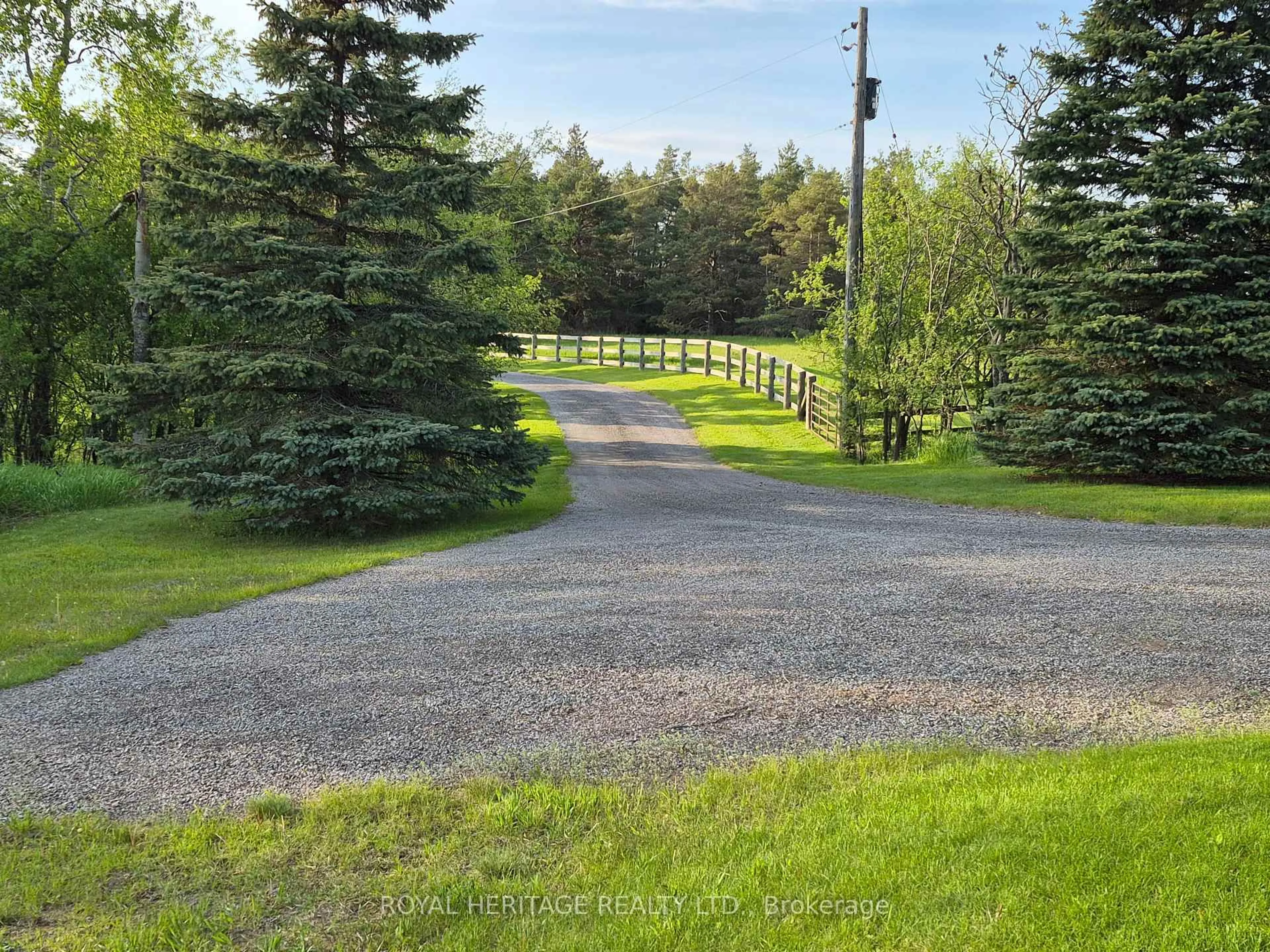 A pic from outside/outdoor area/front of a property/back of a property/a pic from drone, unknown for 815 Wagg Rd, Uxbridge Ontario L9P 0K9